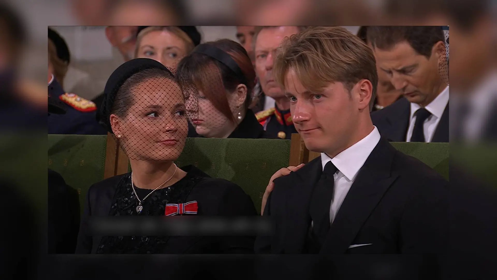 Während der Zeremonie legt Kronprinzessin Ingrid-Alexandra eine Hand auf die Schulter ihres Bruders, Prinz Sverre Magnus.