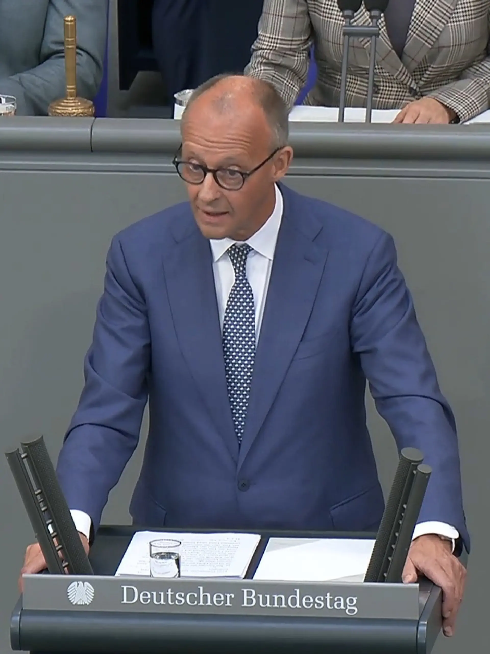 Bild zu: "Scharfe Kanzler-Worte! Friedrich Merz und Alice Weidel gehen aufeinander los"