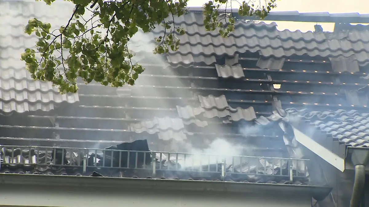 Das Bild zeigt einen ausgebrannten Dachstuhl.