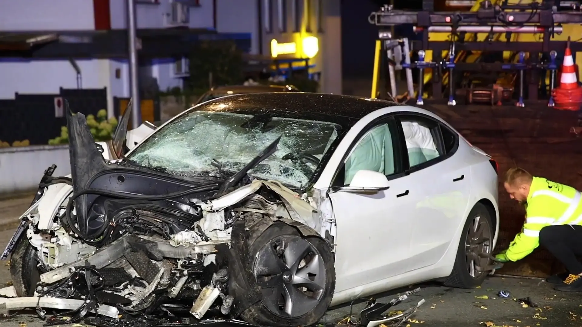 Tesla-Crash im Sauerland In drei geparkte Wagen gekracht!