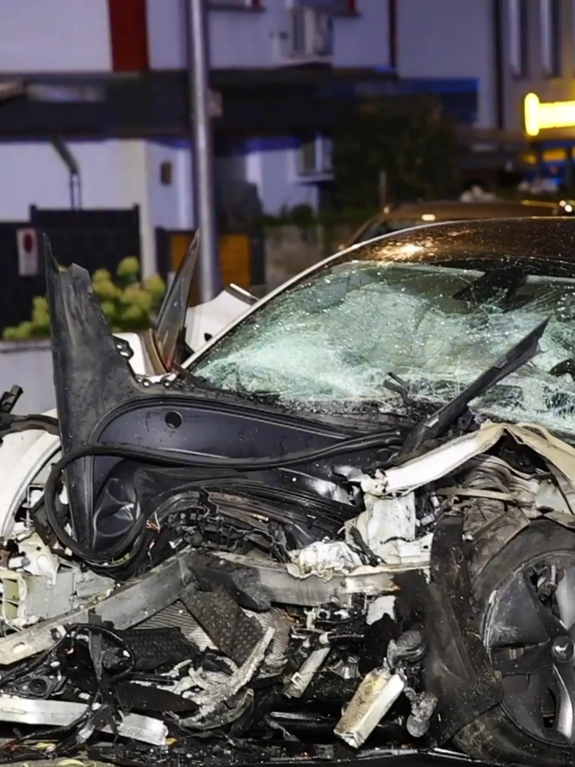 Bild zu: "Tesla-Crash im Sauerland"