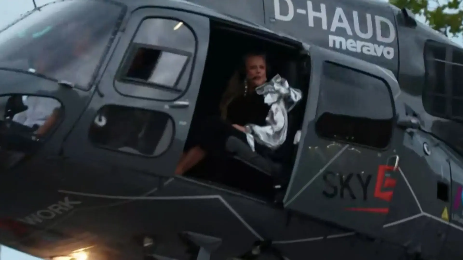 Nach Helikopter-Ankunft! Barbara Schöneberger performt mit ESC-Siegerin Dara Was für eine spektakuläre Eröffnung!
