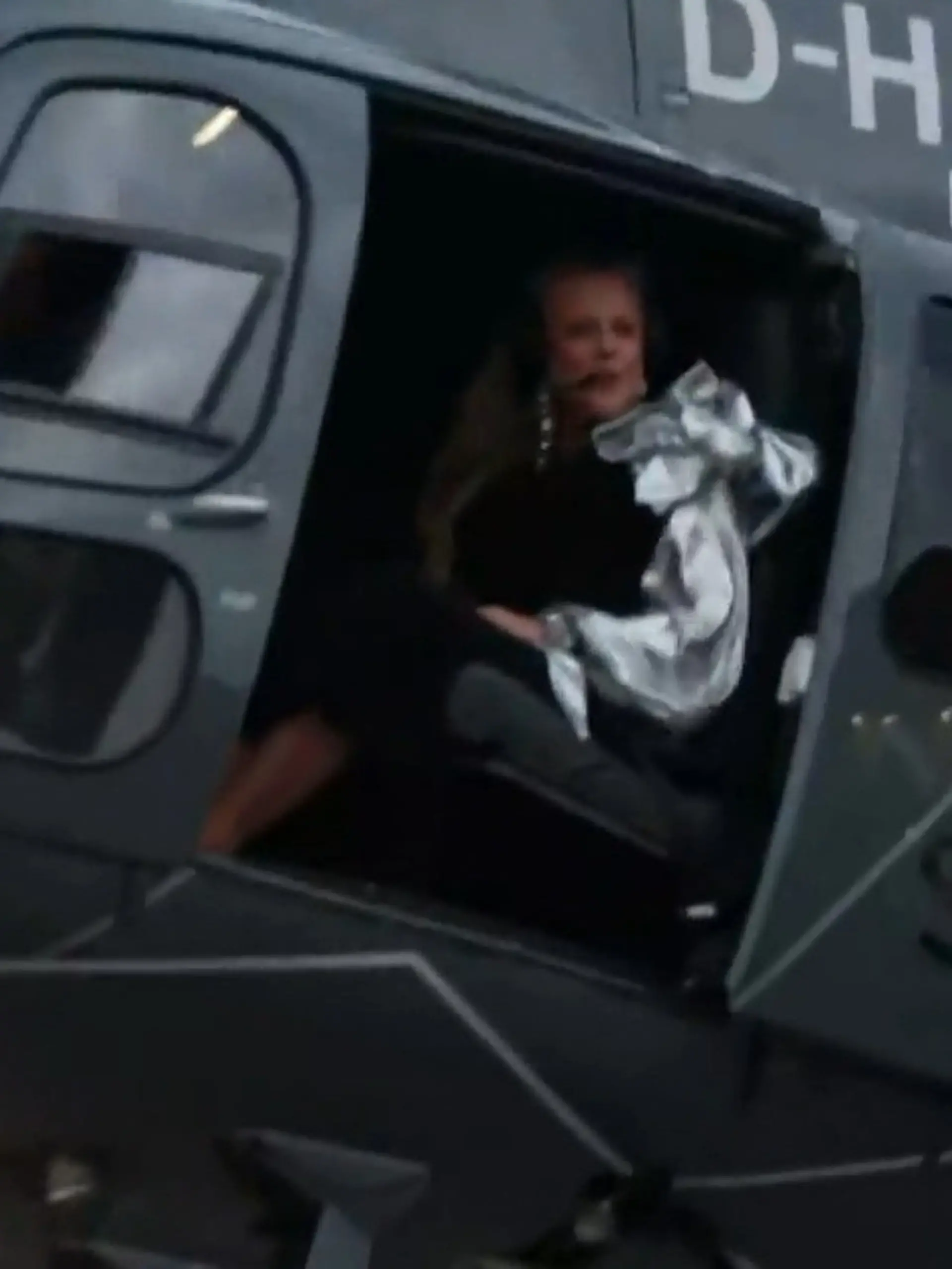 Bild zu: "Nach Helikopter-Ankunft! Barbara Schöneberger performt mit ESC-Siegerin Dara"