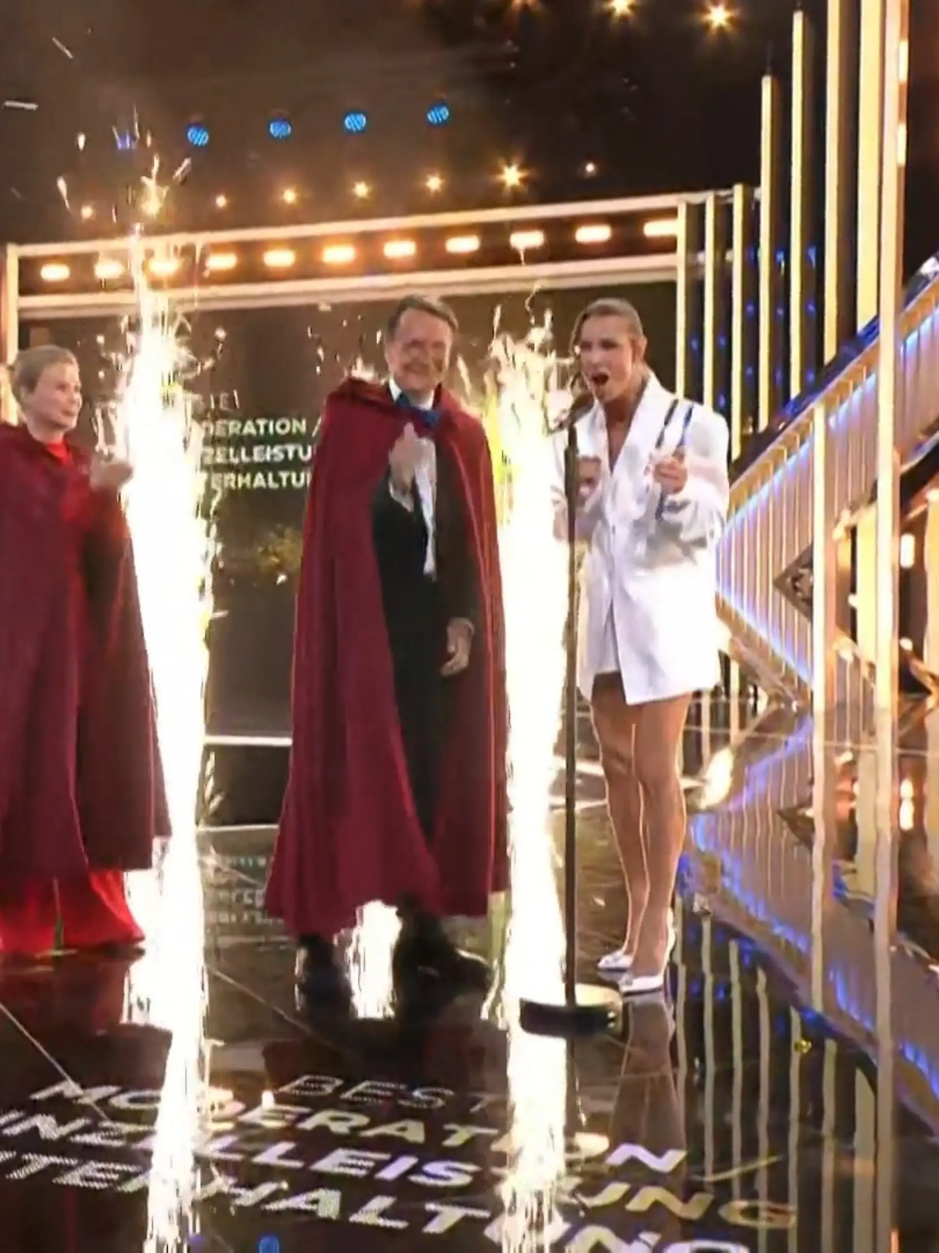 Bild zu: "Erster Fernsehpreis des Abends! HIER feiert Laura Wontorra ihren Sieg"