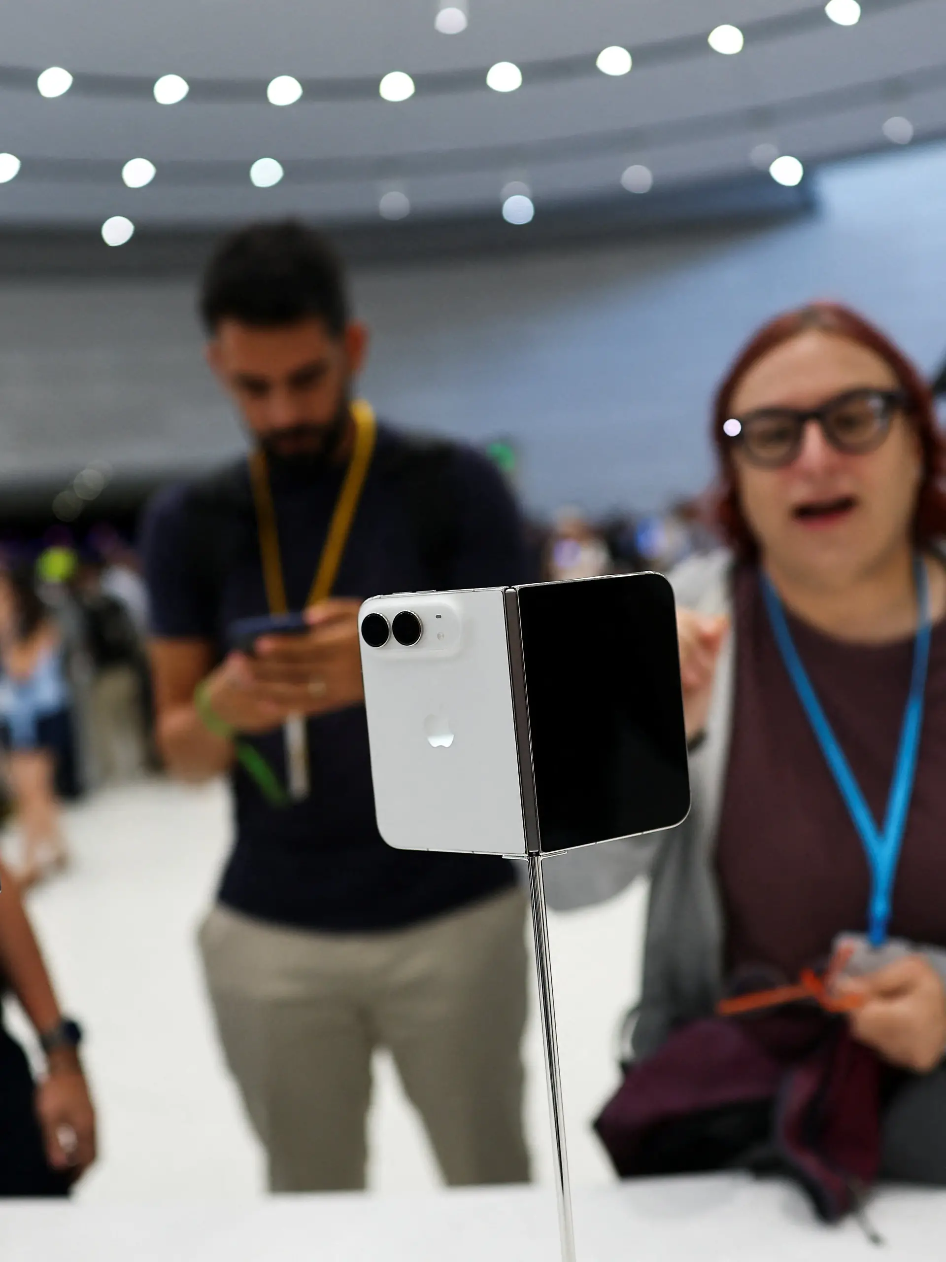 Bild zu: "Ob das klappt? Apple stellt erstes faltbares IPhone vor"