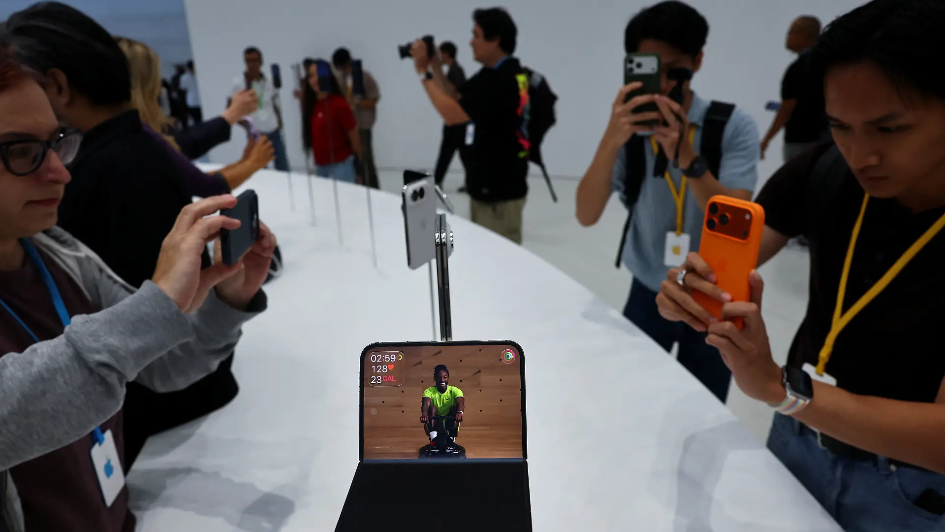 Halb Smartphone, halb kleines Tablet: Aufgeklappt bietet das iPhone Duo deutlich mehr Bildschirmfläche.