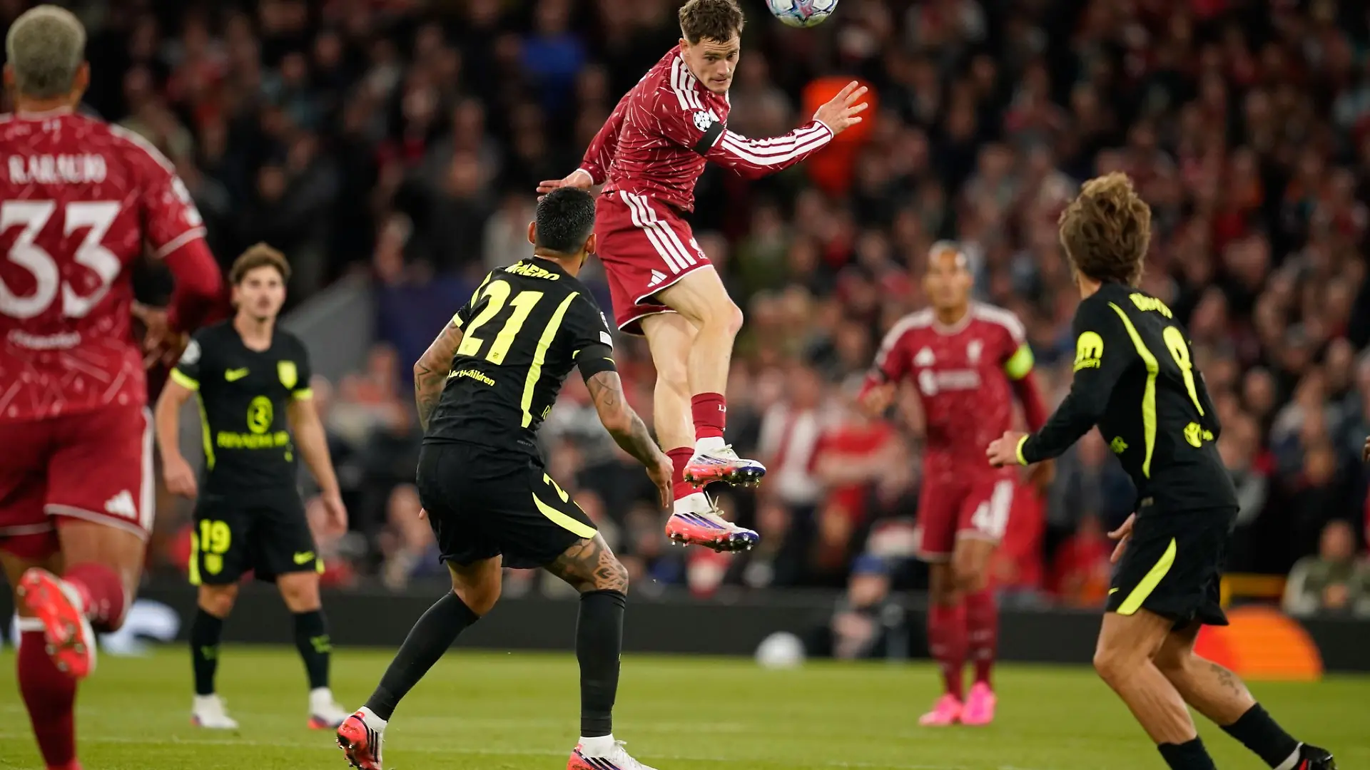 Florian Wirtz (M) gewann mit dem FC Liverpool.