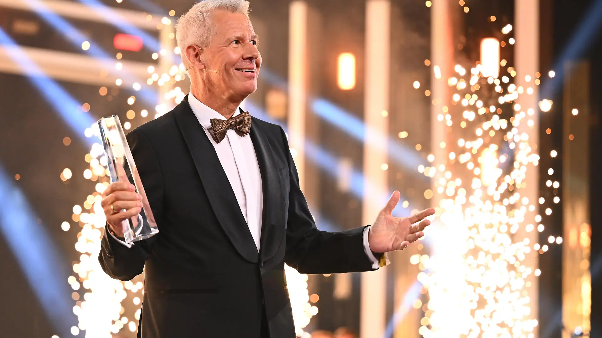 Ehrenpreis! Der ganze Saal erhebt sich für Peter Kloeppel Standing Ovations beim Deutschen Fernsehpreis
