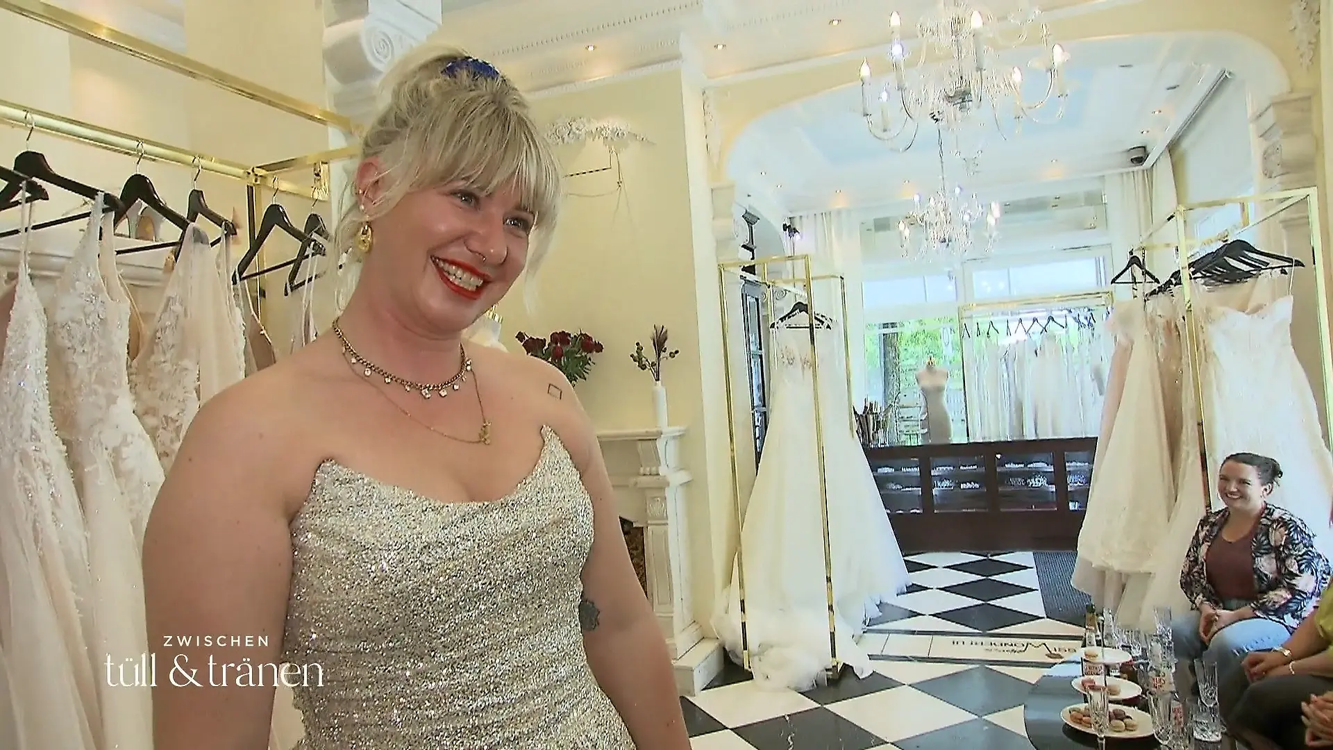 Macht diese Robe den Sissi-Traum wahr? Laura im All-Over-Glitzerkleid