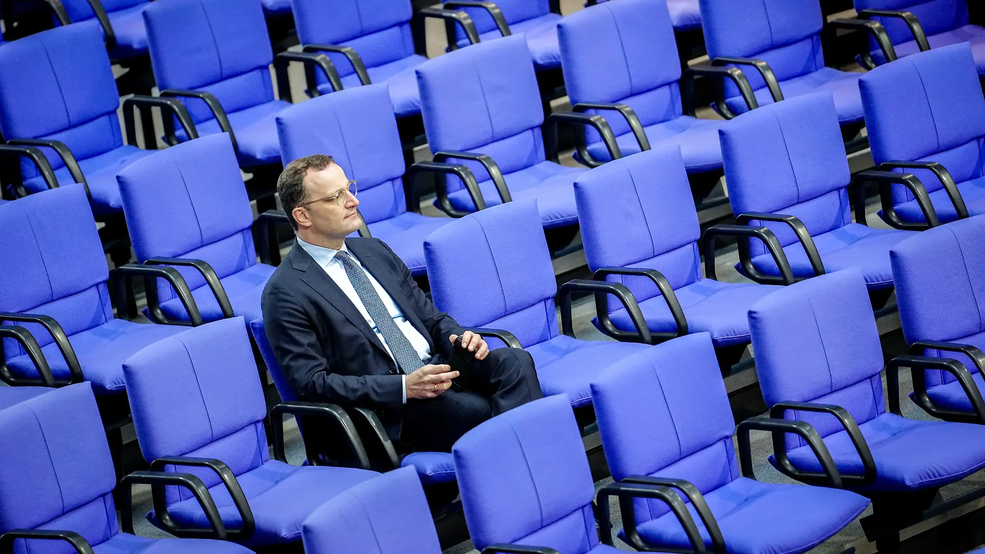 Jens Spahn, damals noch Vorsitzender der Unions-Fraktion im Bundestag, nimmt an der Sitzung des Bundestags bei der Fortsetzung der Haushaltsberatungen teil. (zu dpa: «Ein Rücktritt und viele offene Fragen») +++ dpa-Bildfunk +++