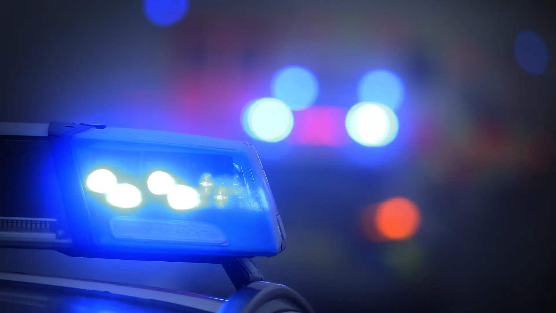 Ein Polizeiauto mit eingeschaltetem Blaulicht steht an einer Unfallstelle. (Symbolbild) (zu dpa: «Junge Frau bei Unfall nahe Haiger ums Leben gekommen») +++ dpa-Bildfunk +++