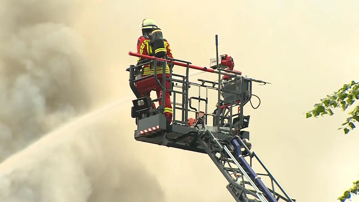 Unter den Verletzten sind auch zwei Feuerwehrleute. Sie sind wegen Erschöpfung ins Krankenhaus eingeliefert worden.