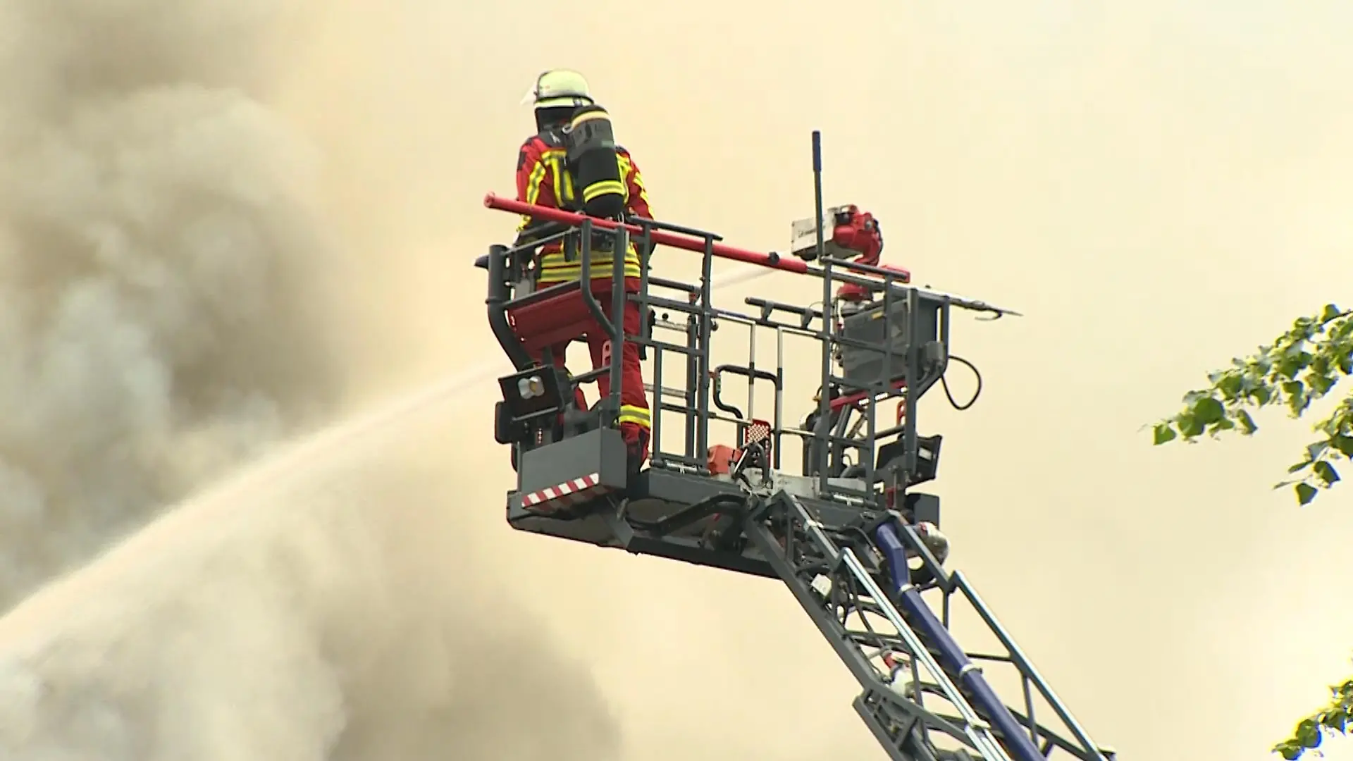 Unter den Verletzten sind auch zwei Feuerwehrleute. Sie sind wegen Erschöpfung ins Krankenhaus eingeliefert worden.