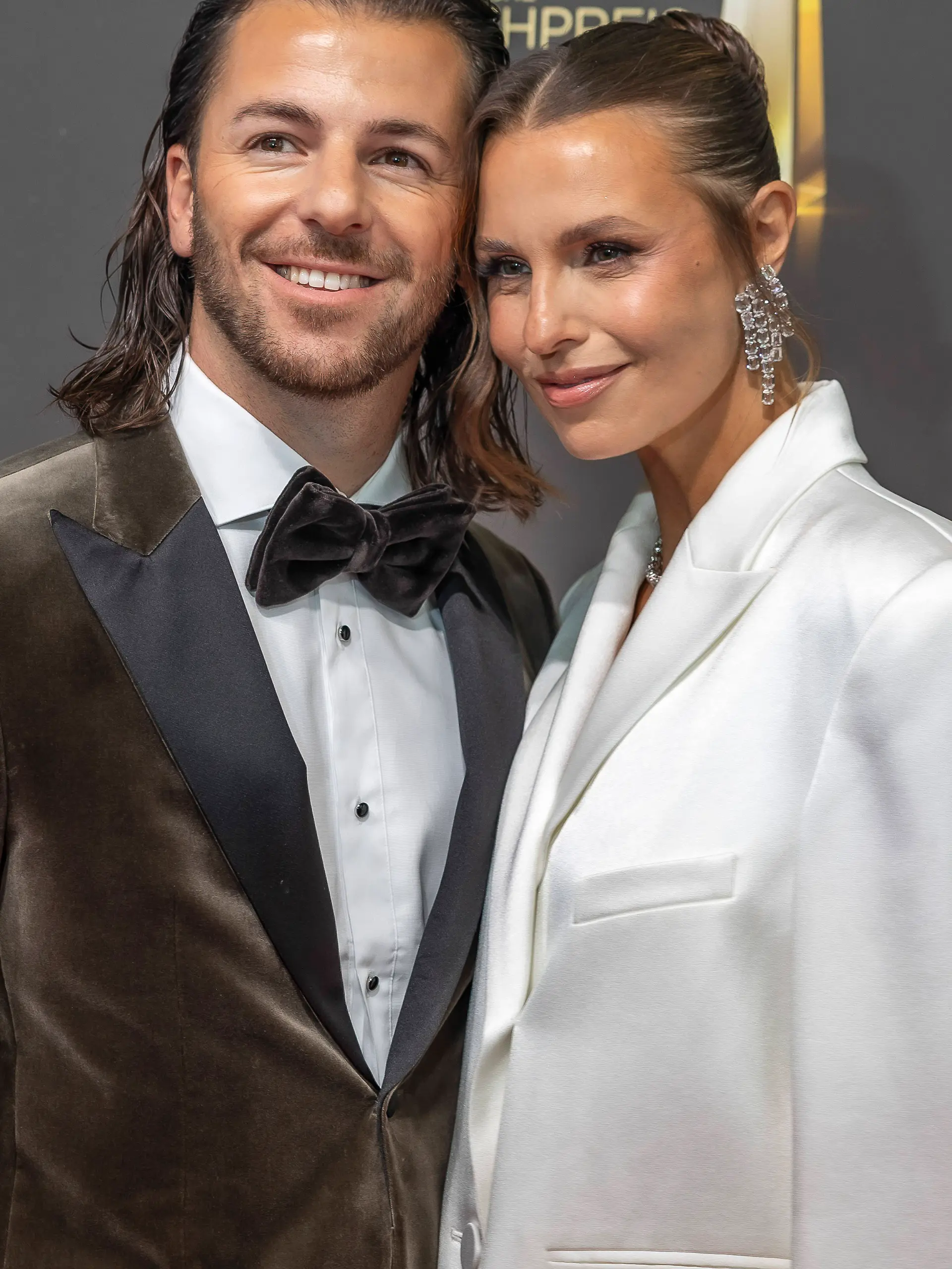 Bild zu: "Laura Wontorra strahlt mit Riccardo Basile beim Deutschen Fernsehpreis"