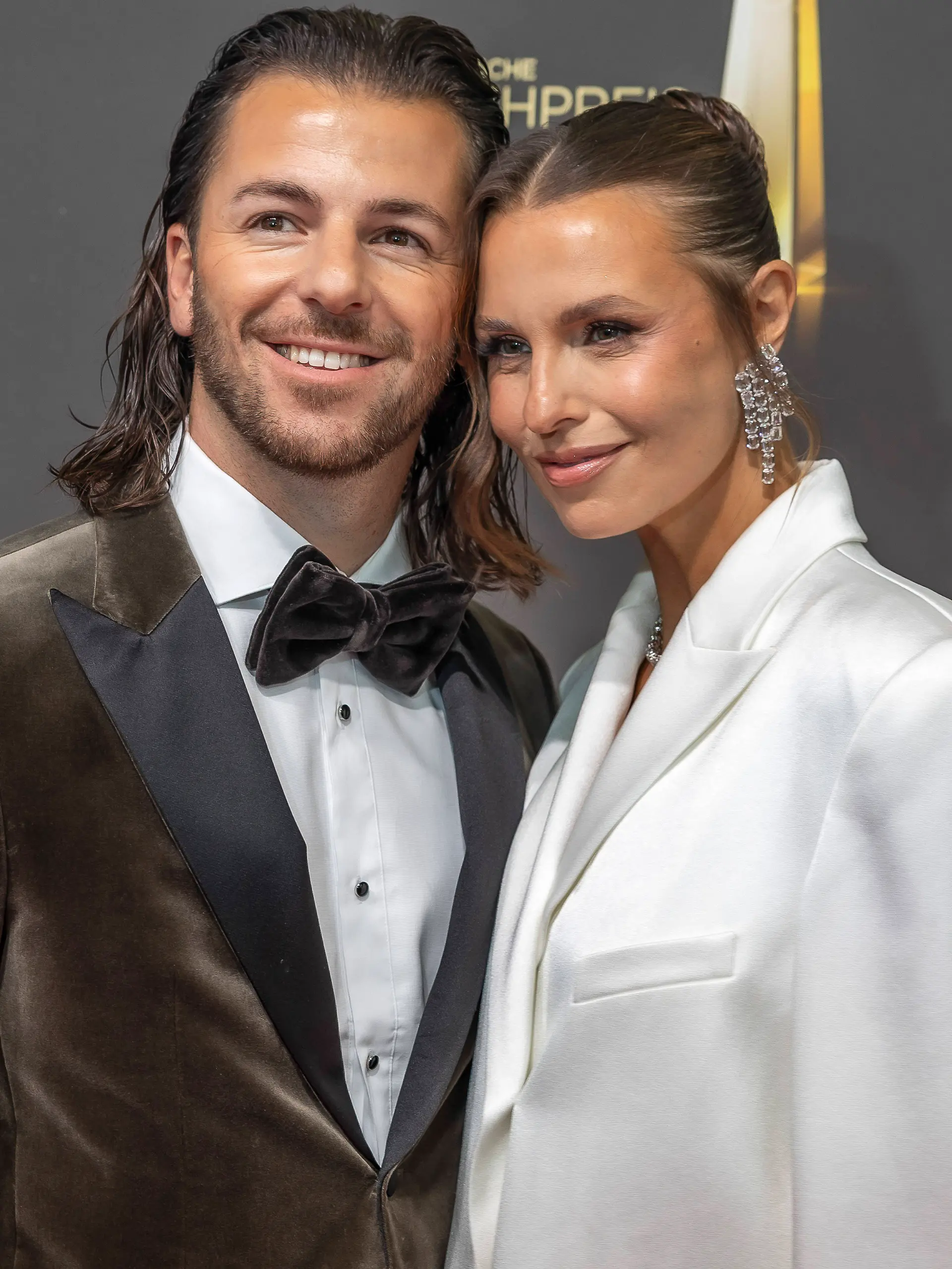 Bild zu: "Laura Wontorra strahlt mit Riccardo Basile beim Deutschen Fernsehpreis"
