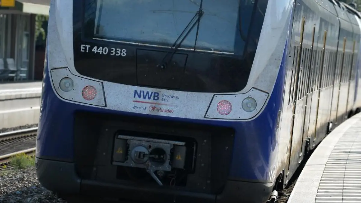 Eine Nordwestbahn hält an einem Bahnsteig