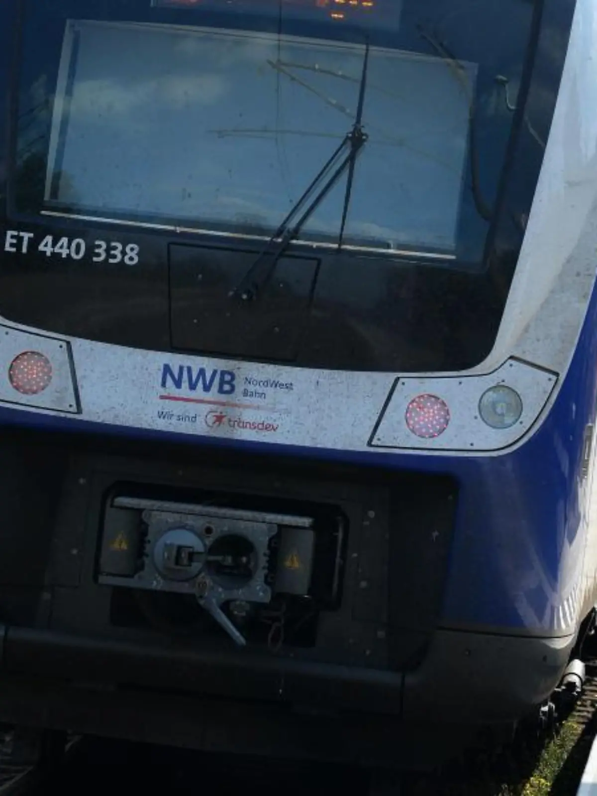 Eine Nordwestbahn hält an einem Bahnsteig