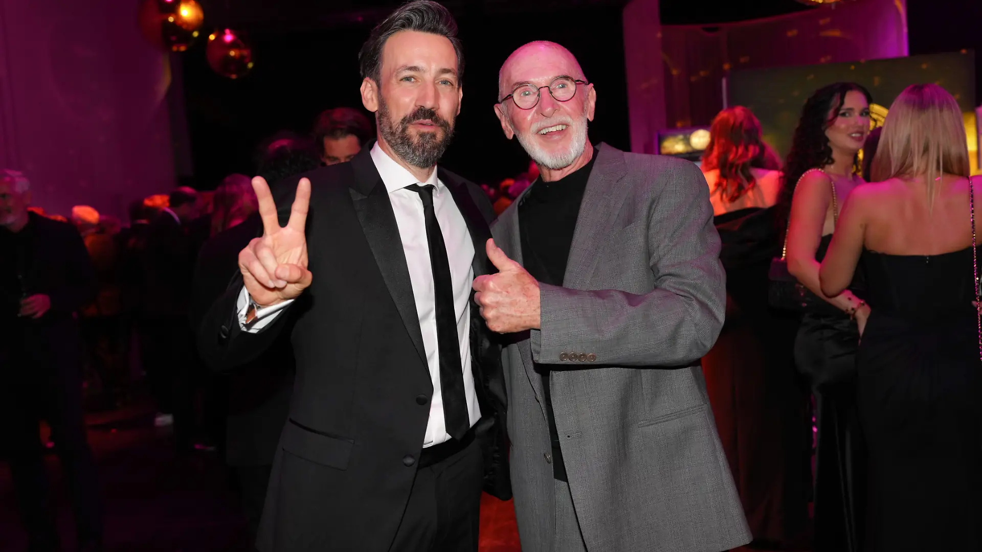 Große Wiedersehensfreude bei Jan Köppen und Dr. Bob beim Deutschen Fernsehpreis 2026 in Köln.