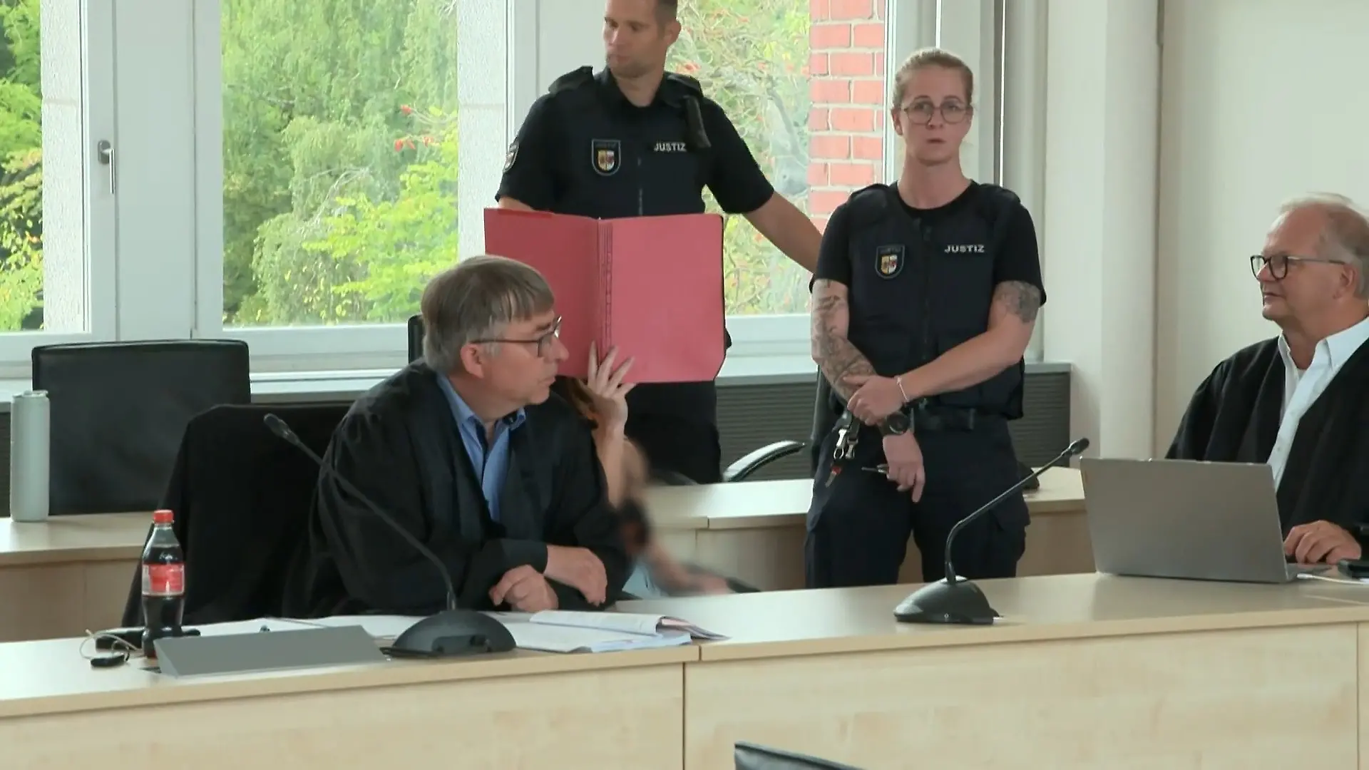 Angeklagte Gina H. stellt sich den Fragen – und gerät in Erklärungsnot! Mordprozess im Fall Fabian (†8)