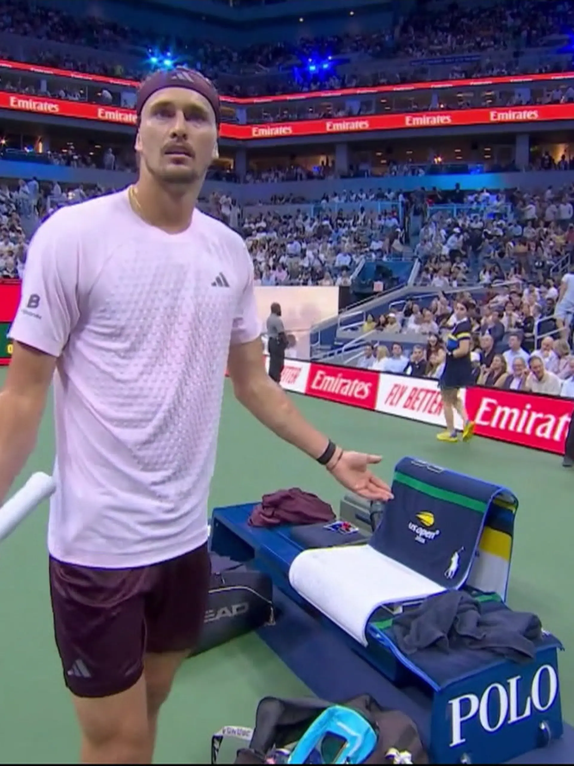 Bild zu: "Mitten im Spiel! Alex Zverev hegt bösen Verdacht – weil er DAS nicht findet"
