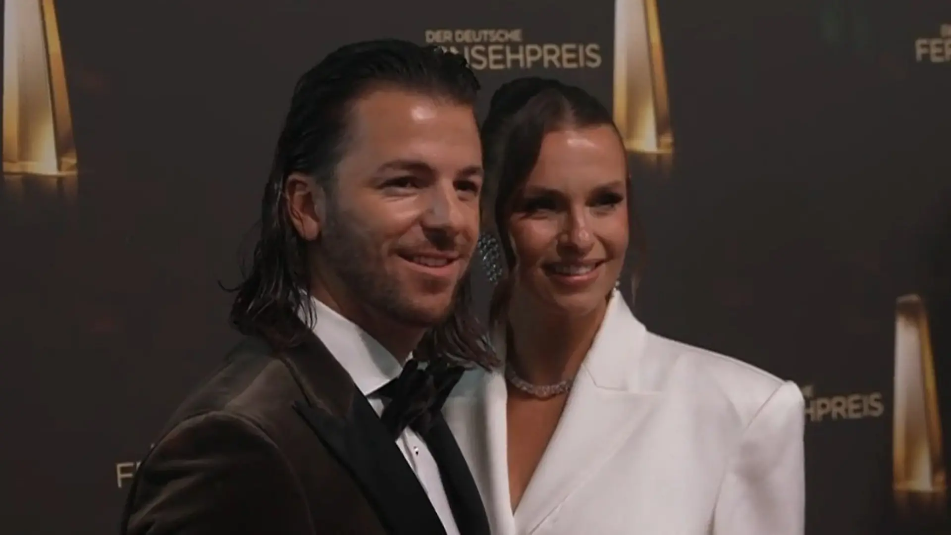 Liebesauftritt von Laura Wontorra und ihrem Riccardo – aber DAS machen sie getrennt Deutscher Fernsehpreis 2026