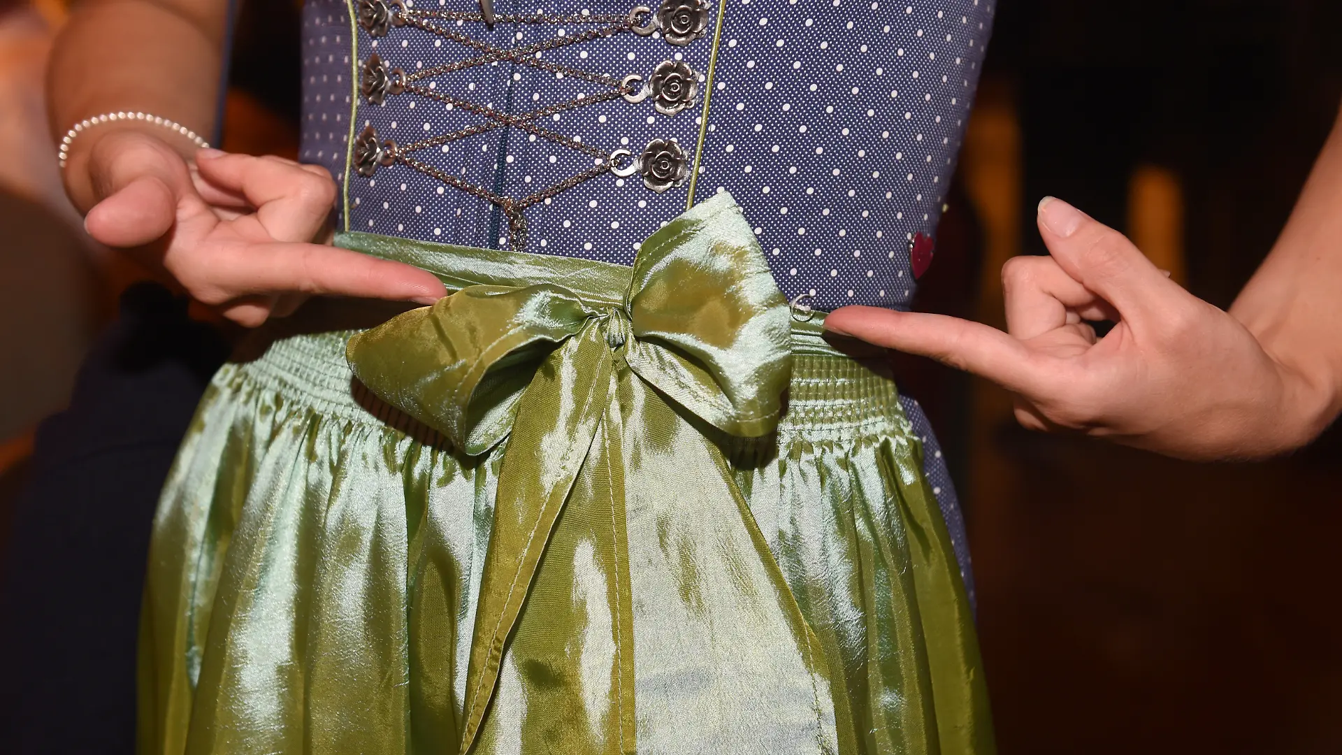 Single, verheiratet oder verwitwet? Die Dirndl-Schleife sendet Signale aus! 