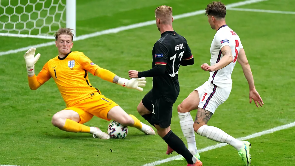 Sport Bilder des Tages England v Germany - UEFA EURO, EM, Europameisterschaft,Fussball 2020 - Round of 16 - Wembley Stadium England goalkeeper Jordan Pickford left makes a save from Germany s Timo Werner during the UEFA Euro 2020 round of 16 match at Wembley Stadium, London. Picture date: Tuesday June 29, 2021. Use subject to restrictions. Editorial use only, no commercial use without prior consent from rights holder. PUBLICATIONxINxGERxSUIxAUTxONLY Copyright: xMikexEgertonx 60648274