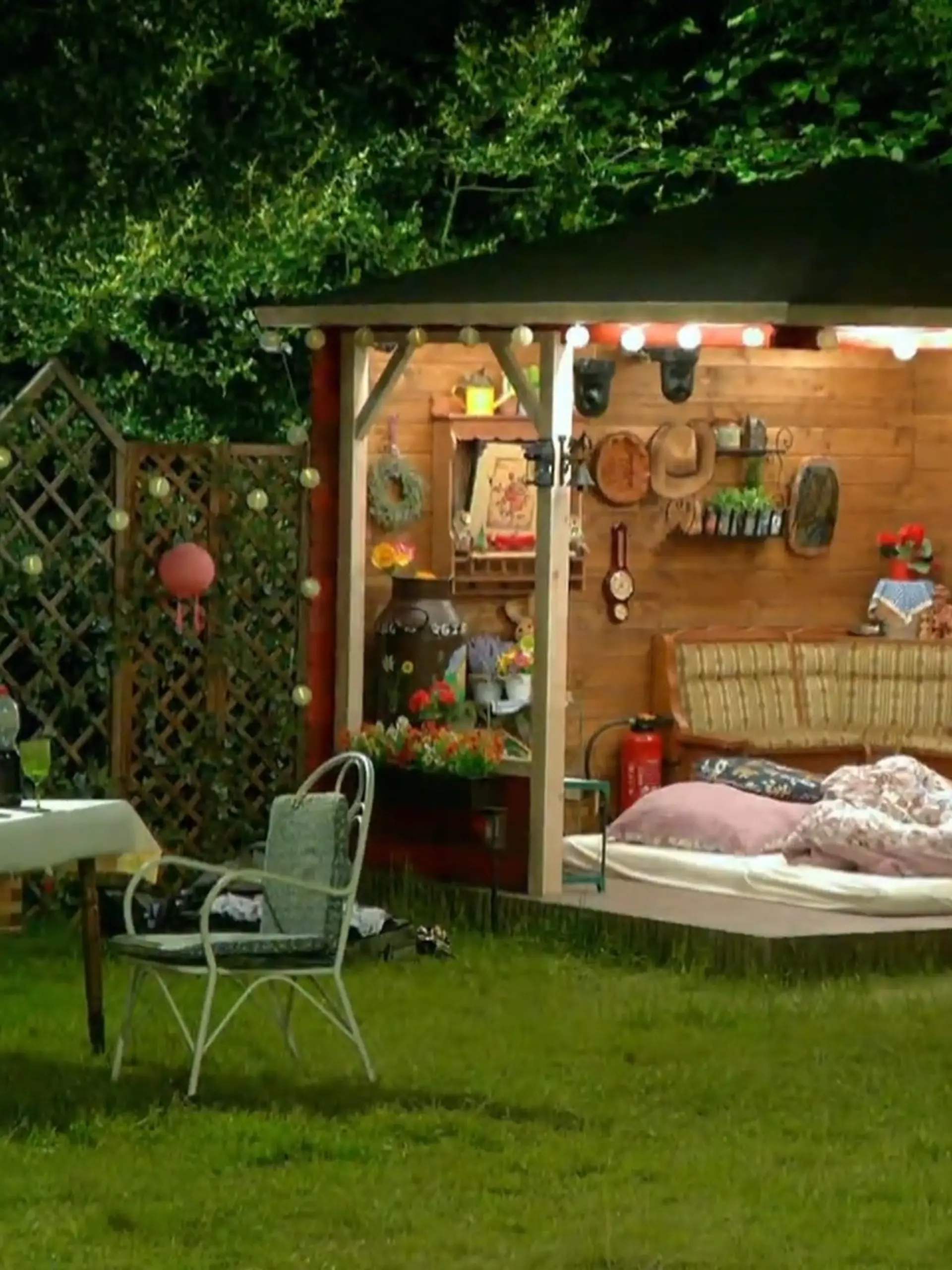 Bild zu: "Giovanni und Vanessa flüchten ins Gartenhaus"