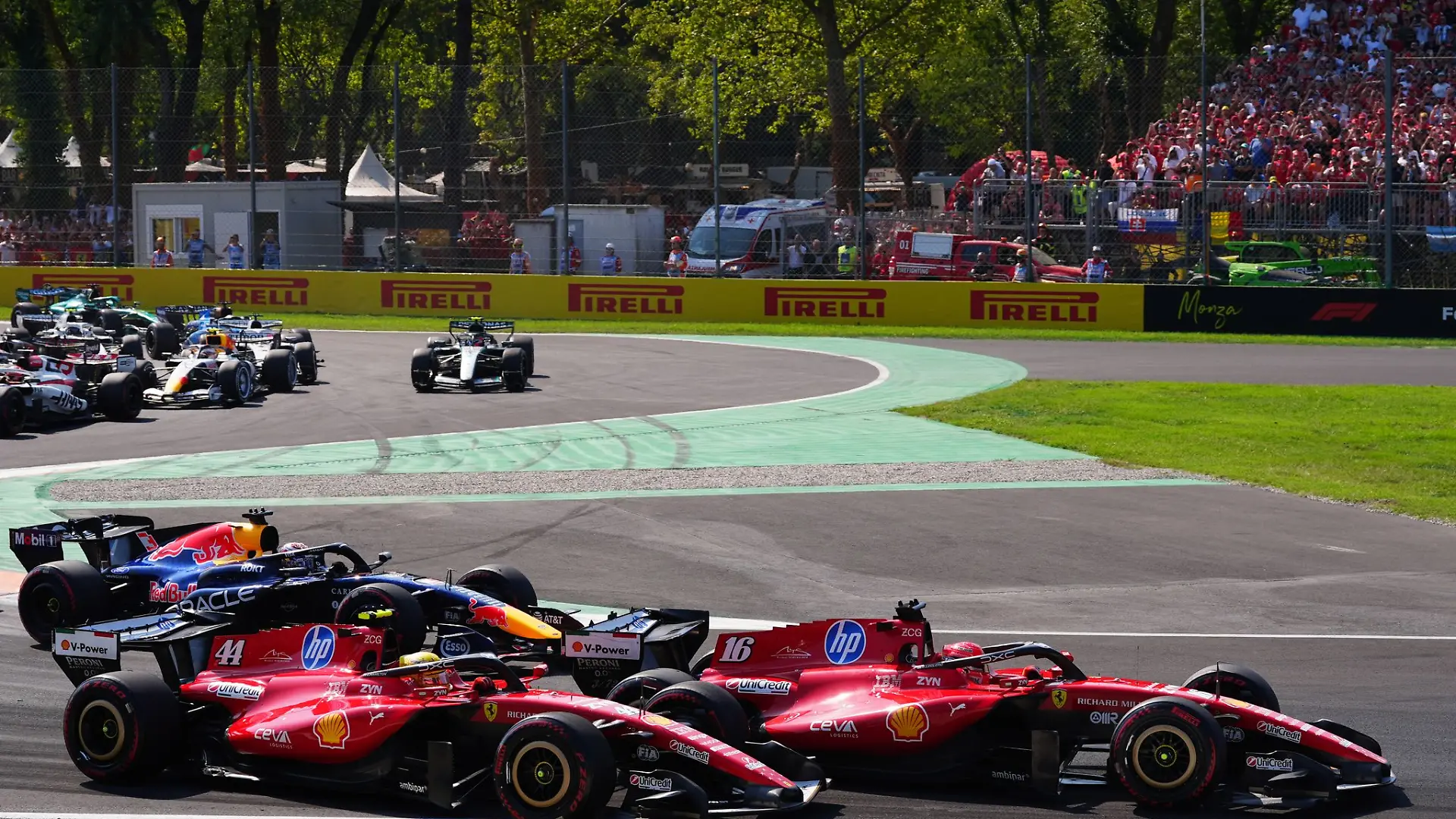 Hamilton (2.v.r) und sein Teamkollege Leclerc geraten in der ersten Schikane aneinander. (Archivbild)