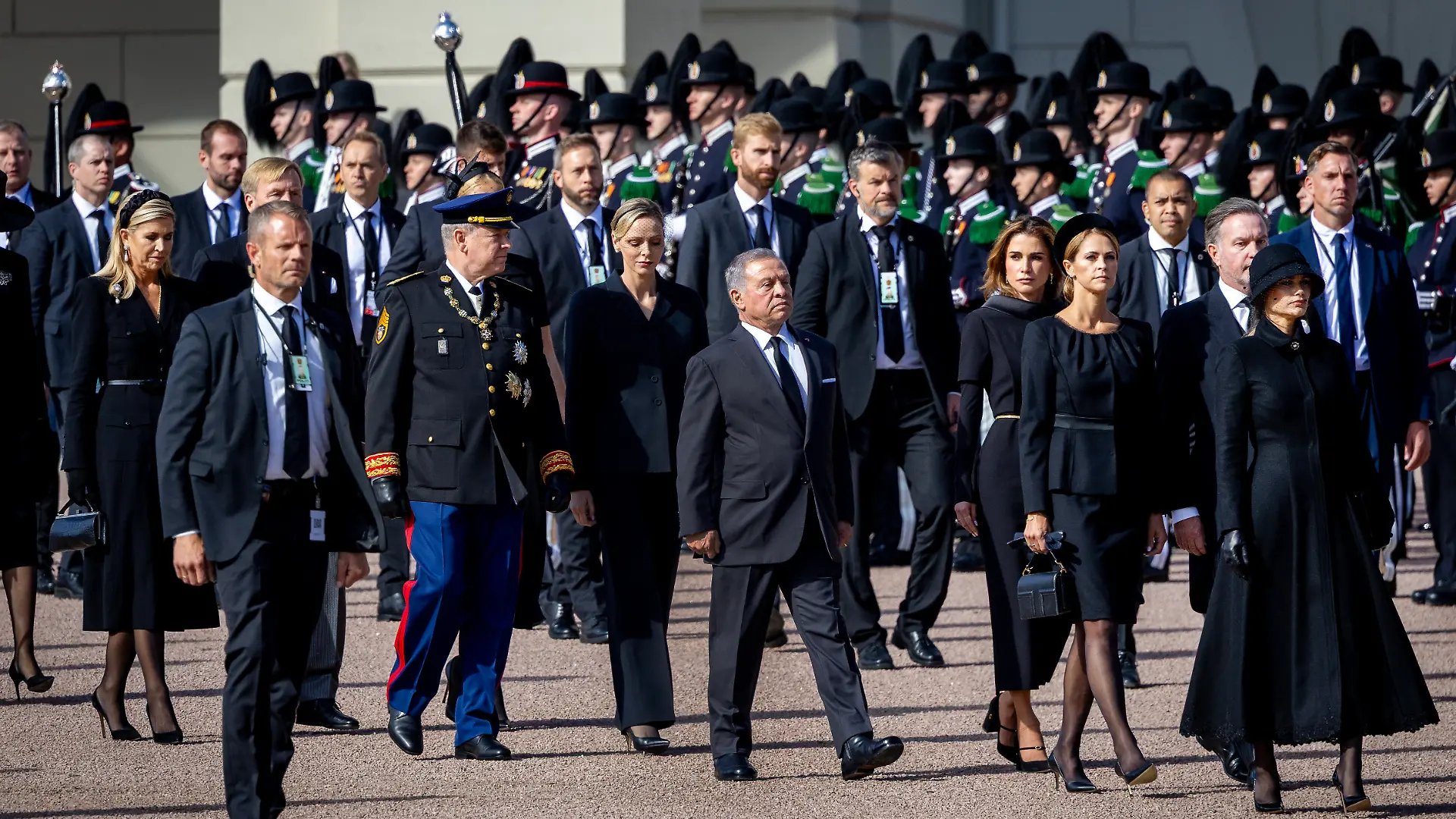 Bei einer royalen Trauerfeier herrschen strenge Kleiderregeln.