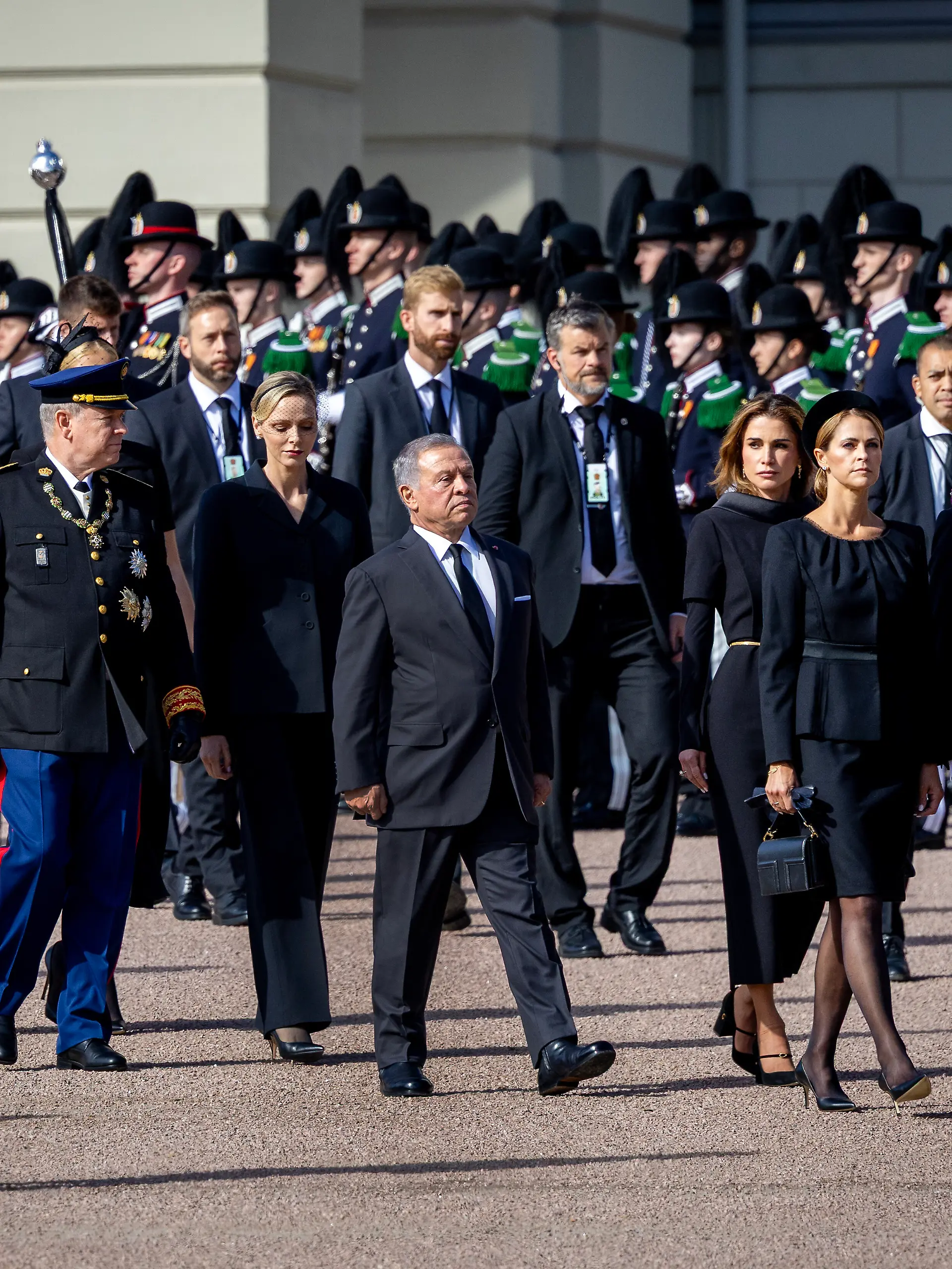 Bei einer royalen Trauerfeier herrschen strenge Kleiderregeln.