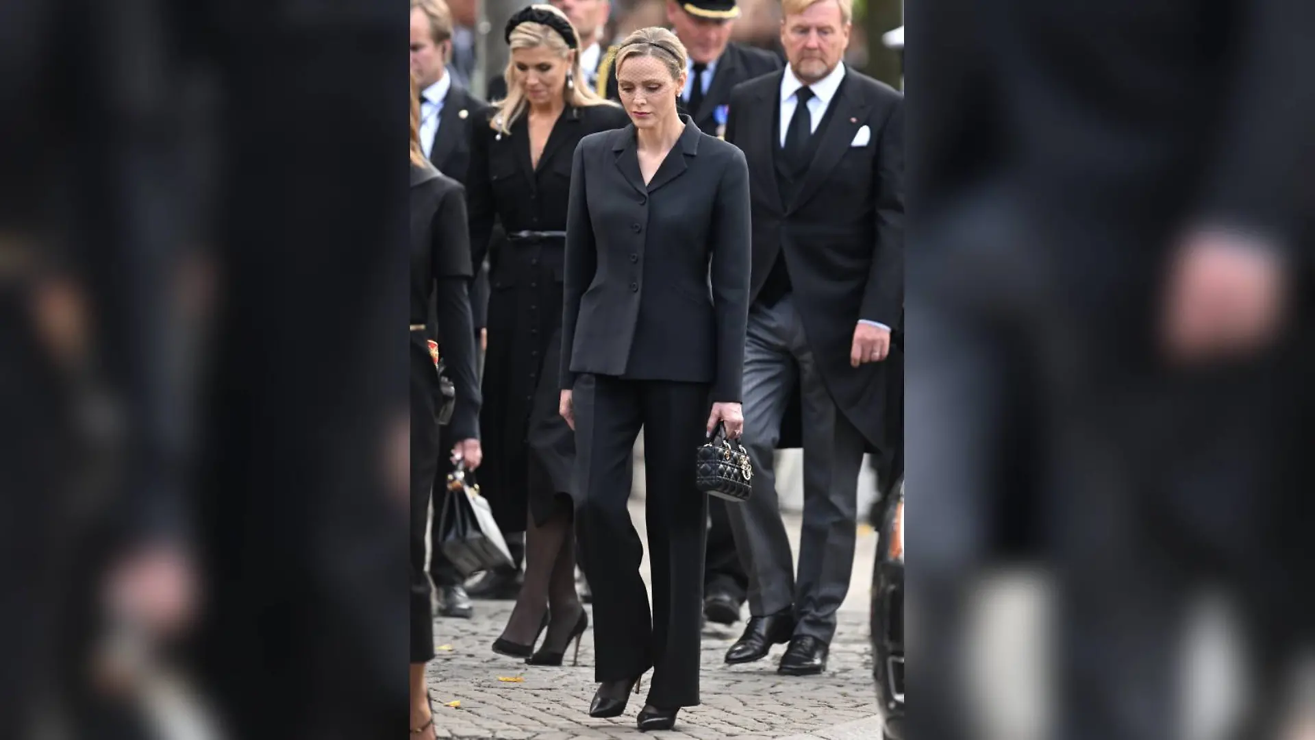 Charlène von Monaco kam im Hosenanzug zur Beerdigung.