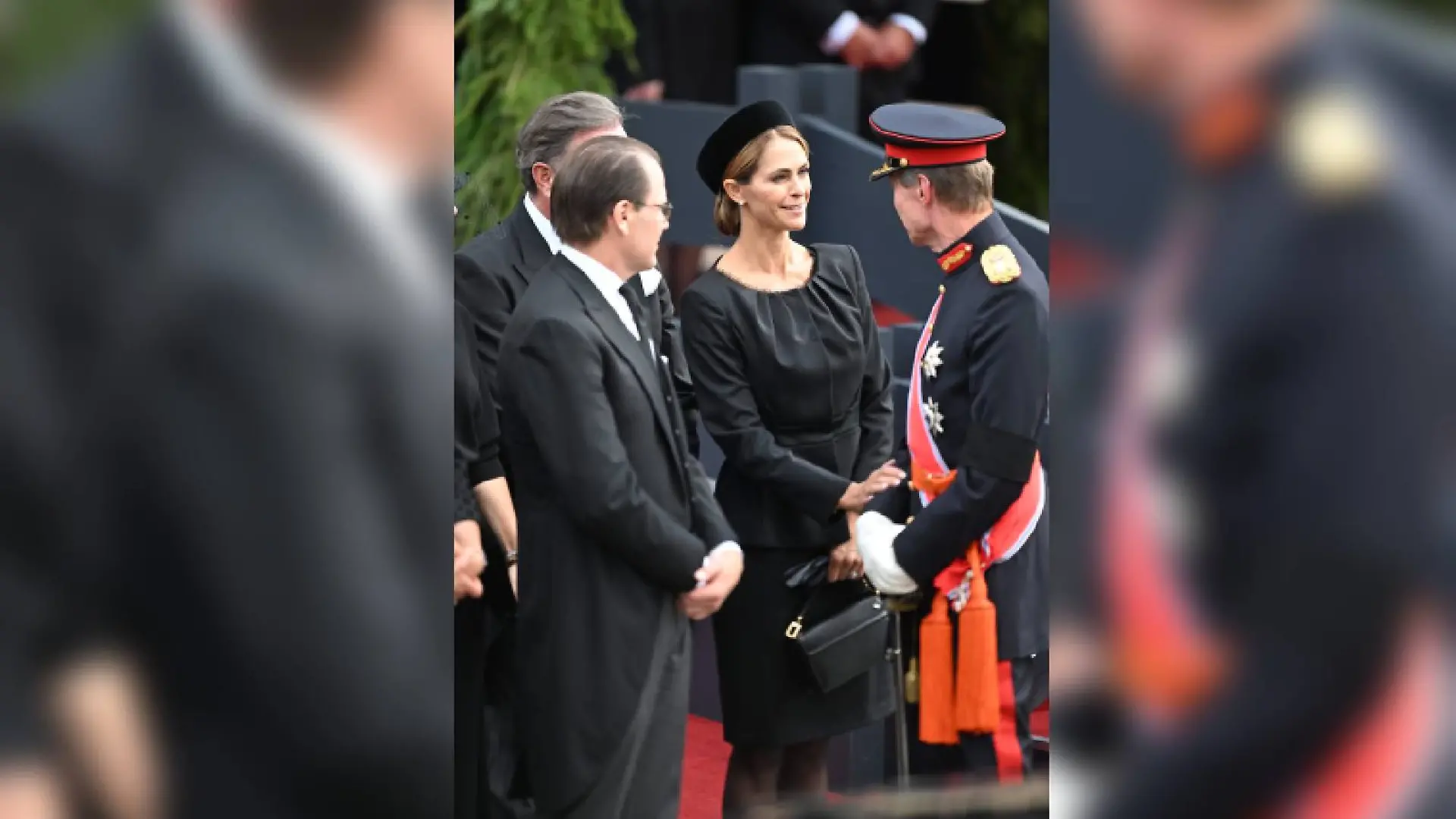 Prinzessin Madeleine trug ein Kleid, das kurz über dem Knie endete.