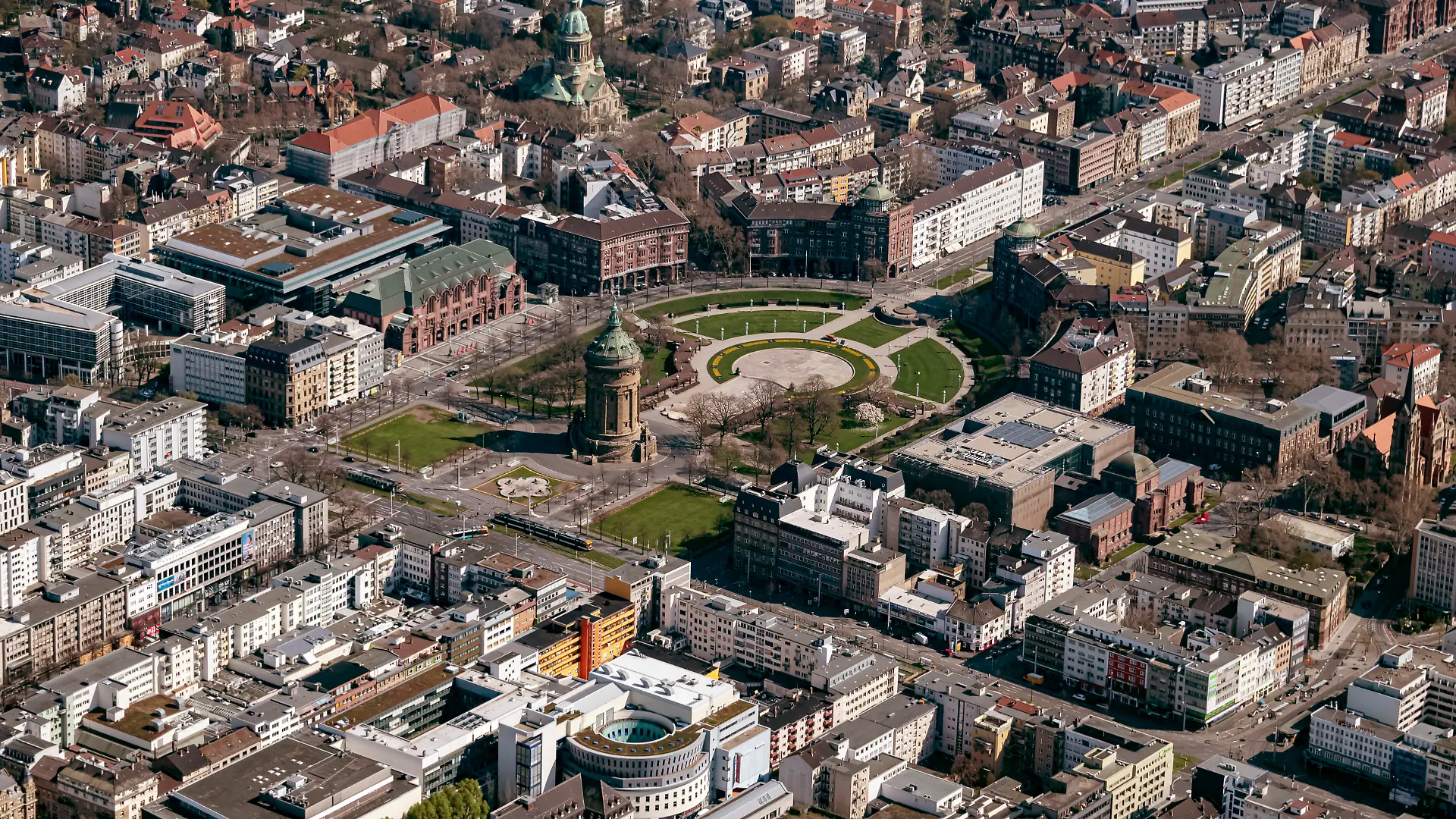 Luftbild, aufgenommen aus einem Flugzeug, von der Innenstadt von Mannheim mit dem Wasserturm. (zu dpa: «Heißes Pflaster: Diese Städte sind am stärksten betroffen») +++ dpa-Bildfunk +++