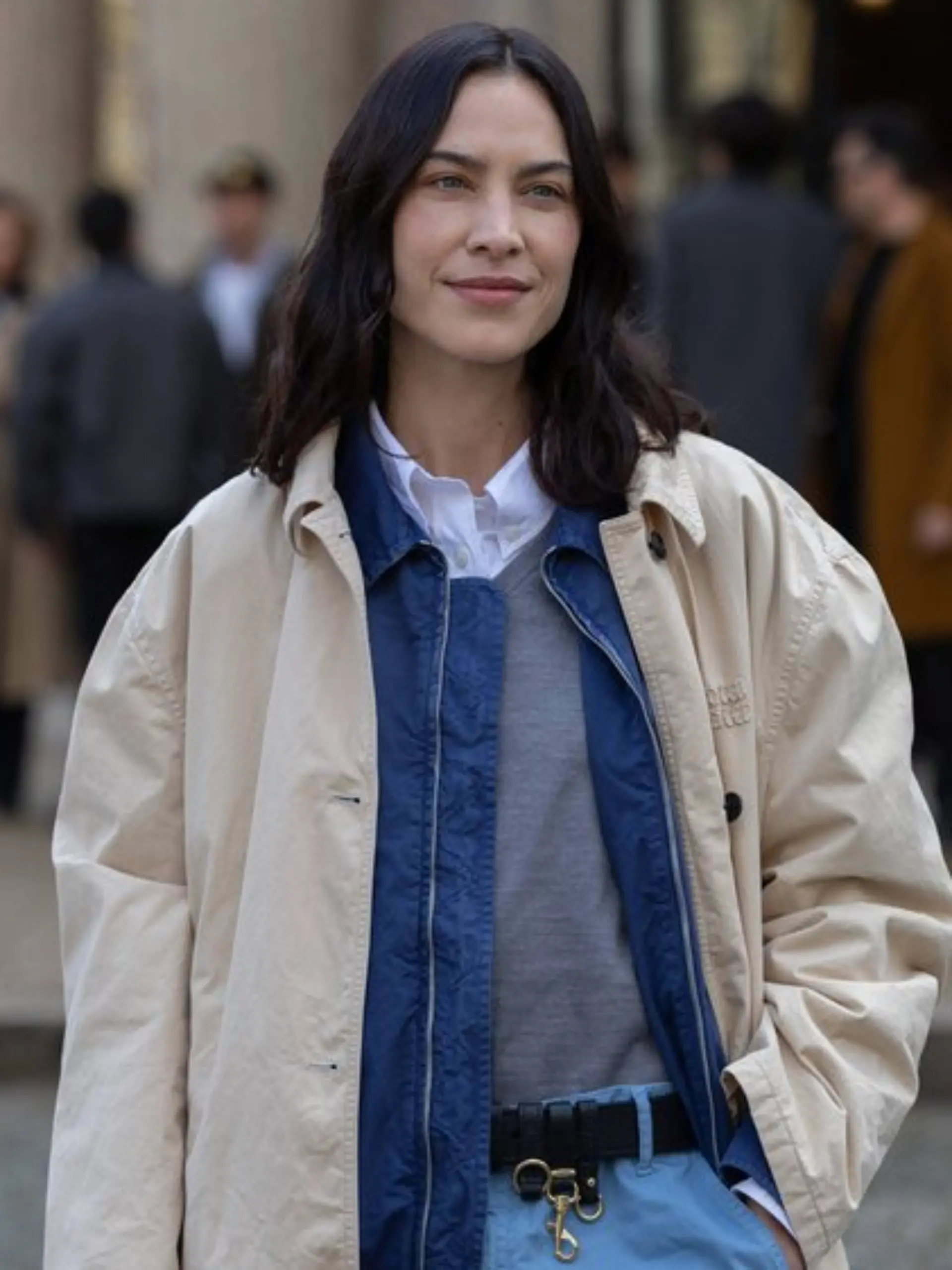 Stilikone Alexa Chung in einem nebelgrauen Vintage-Sweater bei der Fashion Show von Miu Miu in Paris.