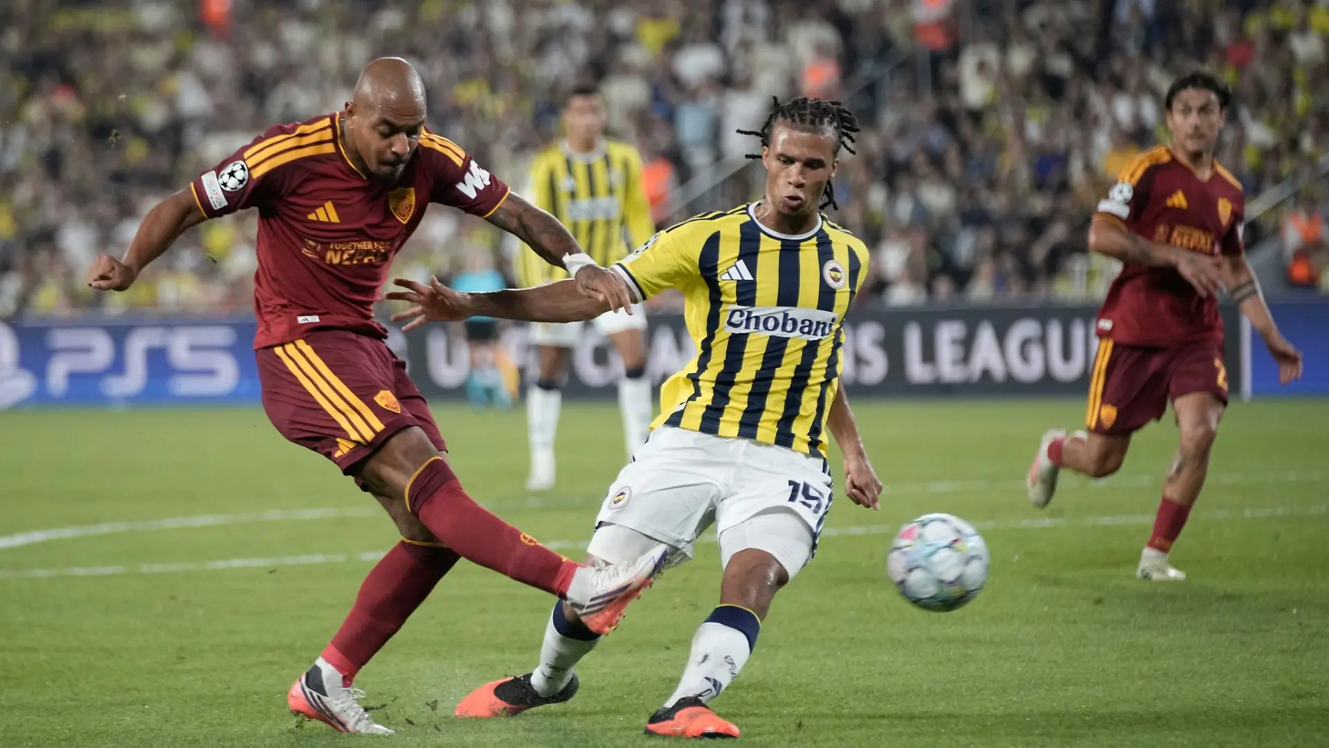 Die AS Rom um den Ex-Dortmunder Donyell Malen (links) und Fenerbahce lieferten sich ein enges Duell.