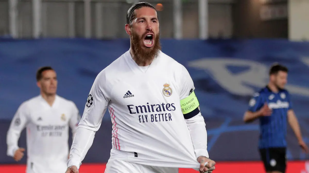 ARCHIV - 13.03.2021, Spanien, Madrid: Fußball: Champions League, K.o.-Runde, Achtelfinale, Rückspiele, Real Madrid - Atalanta Bergamo, Alfredo di Stefano-Stadion. Real Madrids Sergio Ramos (vorne) feiert den zweiten Treffer seiner Mannschaft.(zui dpa "Ergriffener Ramos bei seinem Real-Abschied: «Einzigartige Reise»") Foto: Bernat Armangue/AP/dpa +++ dpa-Bildfunk +++