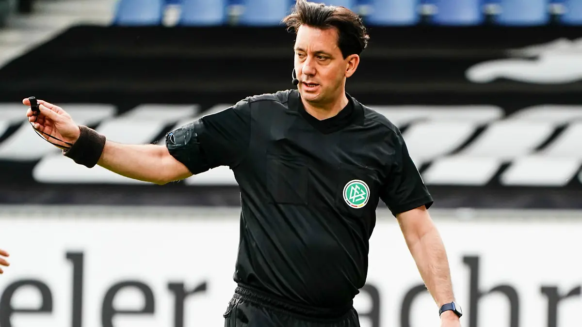 10.05.2021, Schleswig-Holstein, Kiel: Fußball: 2. Bundesliga, Holstein Kiel - Hannover 96, 26. Spieltag. Schiedsrichter Manuel Gräfe leitet das Spiel. Foto: Axel Heimken/dpa - WICHTIGER HINWEIS: Gemäß den Vorgaben der DFL Deutsche Fußball Liga bzw. des DFB Deutscher Fußball-Bund ist es untersagt, in dem Stadion und/oder vom Spiel angefertigte Fotoaufnahmen in Form von Sequenzbildern und/oder videoähnlichen Fotostrecken zu verwerten bzw. verwerten zu lassen. +++ dpa-Bildfunk +++