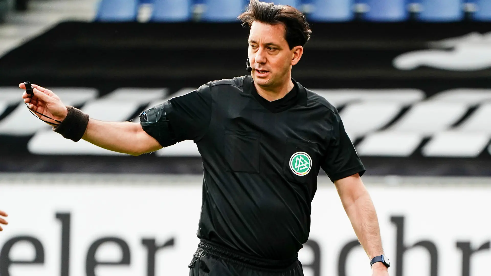 10.05.2021, Schleswig-Holstein, Kiel: Fußball: 2. Bundesliga, Holstein Kiel - Hannover 96, 26. Spieltag. Schiedsrichter Manuel Gräfe leitet das Spiel. Foto: Axel Heimken/dpa - WICHTIGER HINWEIS: Gemäß den Vorgaben der DFL Deutsche Fußball Liga bzw. des DFB Deutscher Fußball-Bund ist es untersagt, in dem Stadion und/oder vom Spiel angefertigte Fotoaufnahmen in Form von Sequenzbildern und/oder videoähnlichen Fotostrecken zu verwerten bzw. verwerten zu lassen. +++ dpa-Bildfunk +++