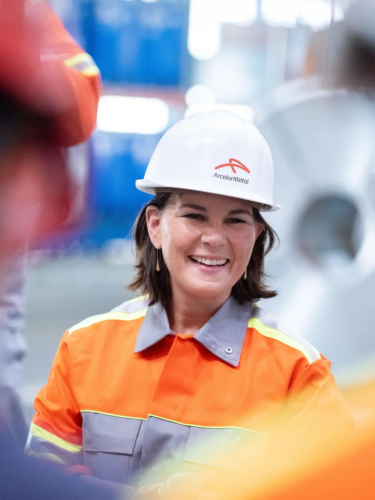 18.06.2021, Brandenburg, Eisenhüttenstadt: Annalena Baerbock, Kanzlerkandidatin und Bundesvorsitzende von Bündnis 90/Die Grünen, spricht bei einem Besuch des Stahlkonzerns ArcelorMittal im Rahmen des Wahlkampfs für die Bundestagswahl mit Beschäftigten. Baerbock spricht hier über die Themen Industrie- und Handelspolitik und Klimaschutz. Foto: Kay Nietfeld/dpa +++ dpa-Bildfunk +++