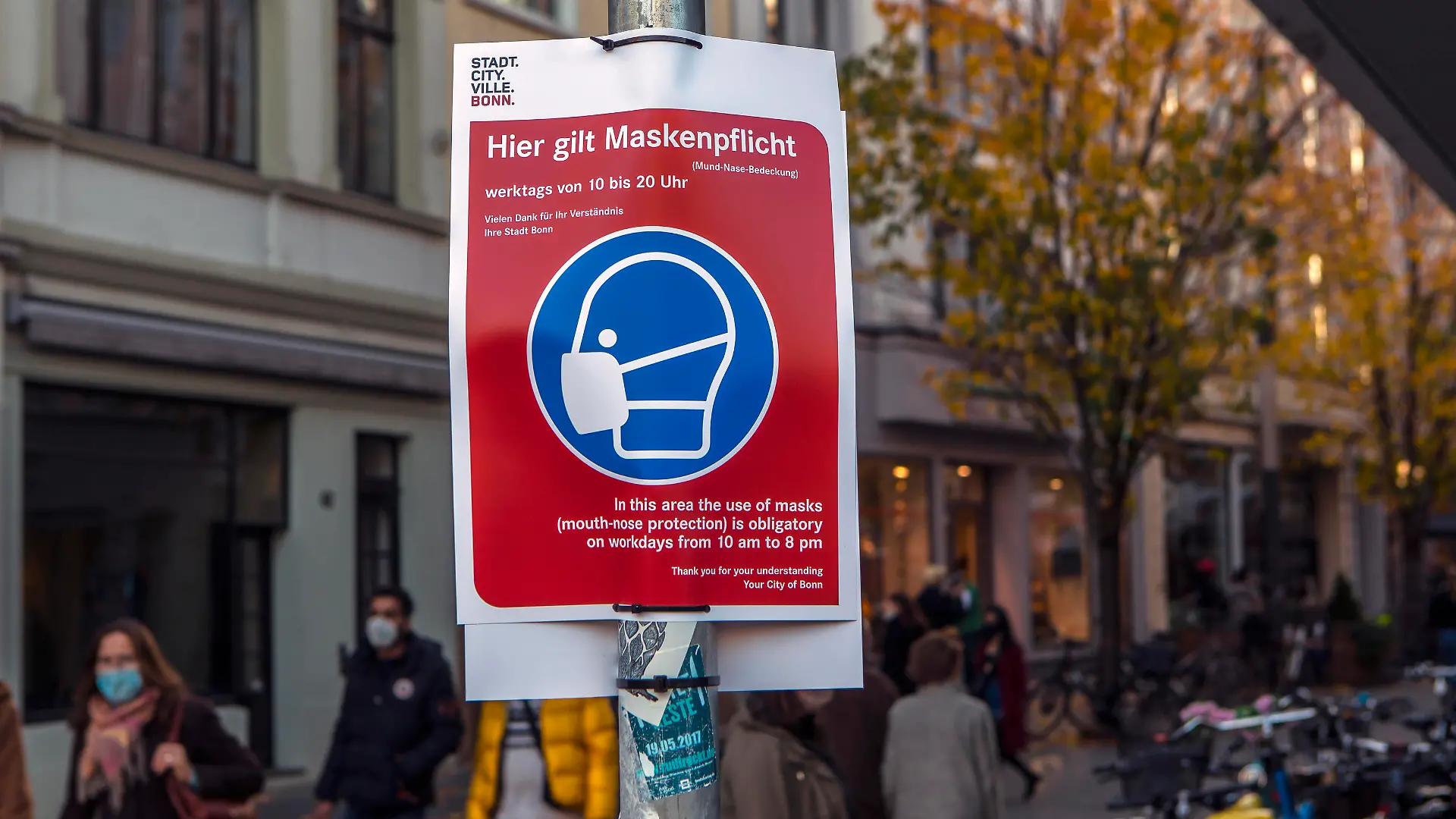Während der Coronapandemie gilt auch in der Innenstadt von Bonn NRW eine Maseknpflicht. Schilder weisen darauf hin. Maskenpflicht in Bonn *** During the corona pandemic a maseknpflicht is also in force in the city centre of Bonn NRW Signs point out that masks are compulsory in Bonn