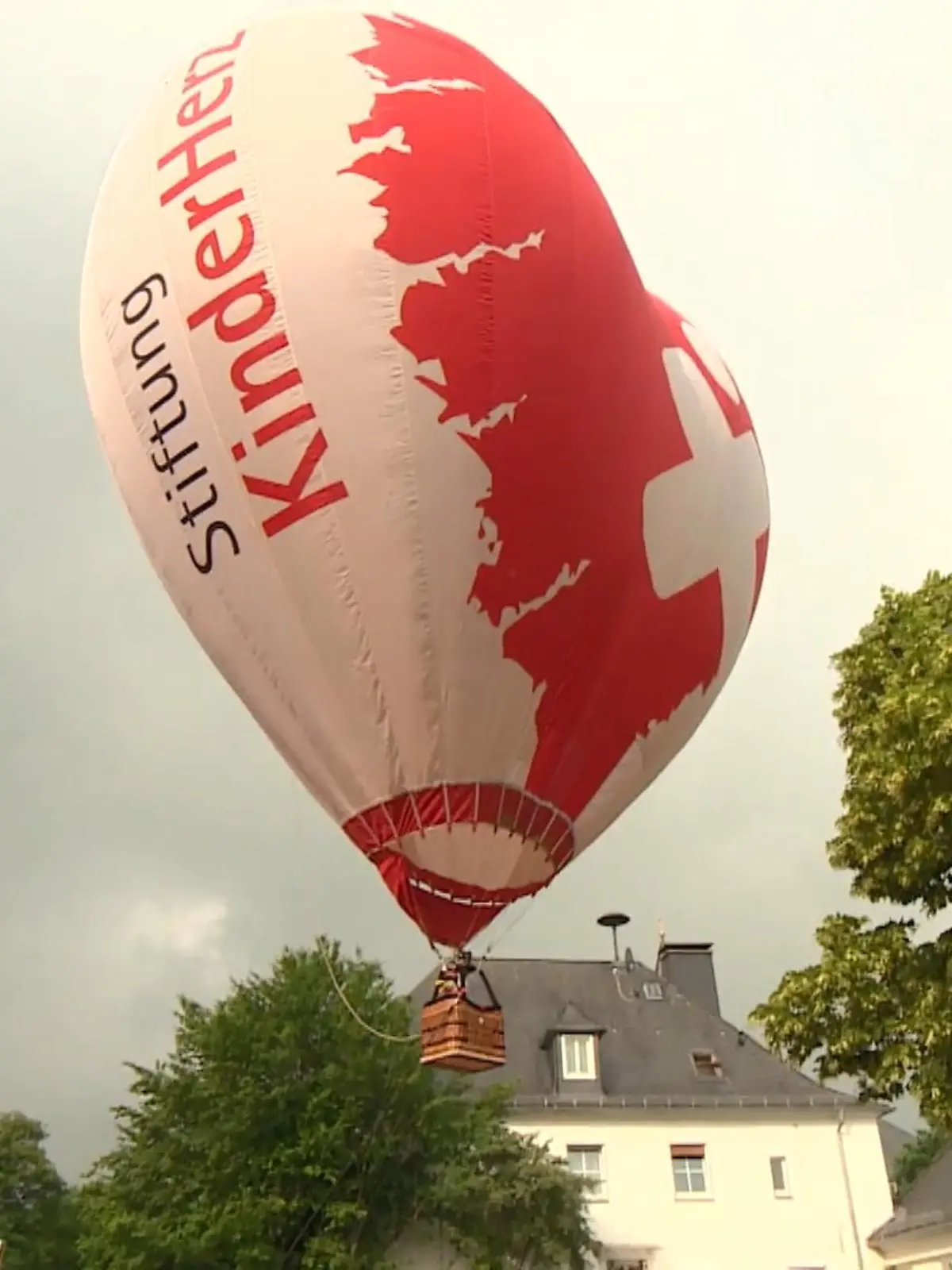 Bild zu: "Rentner bastelt Mini-Heißluftballons "