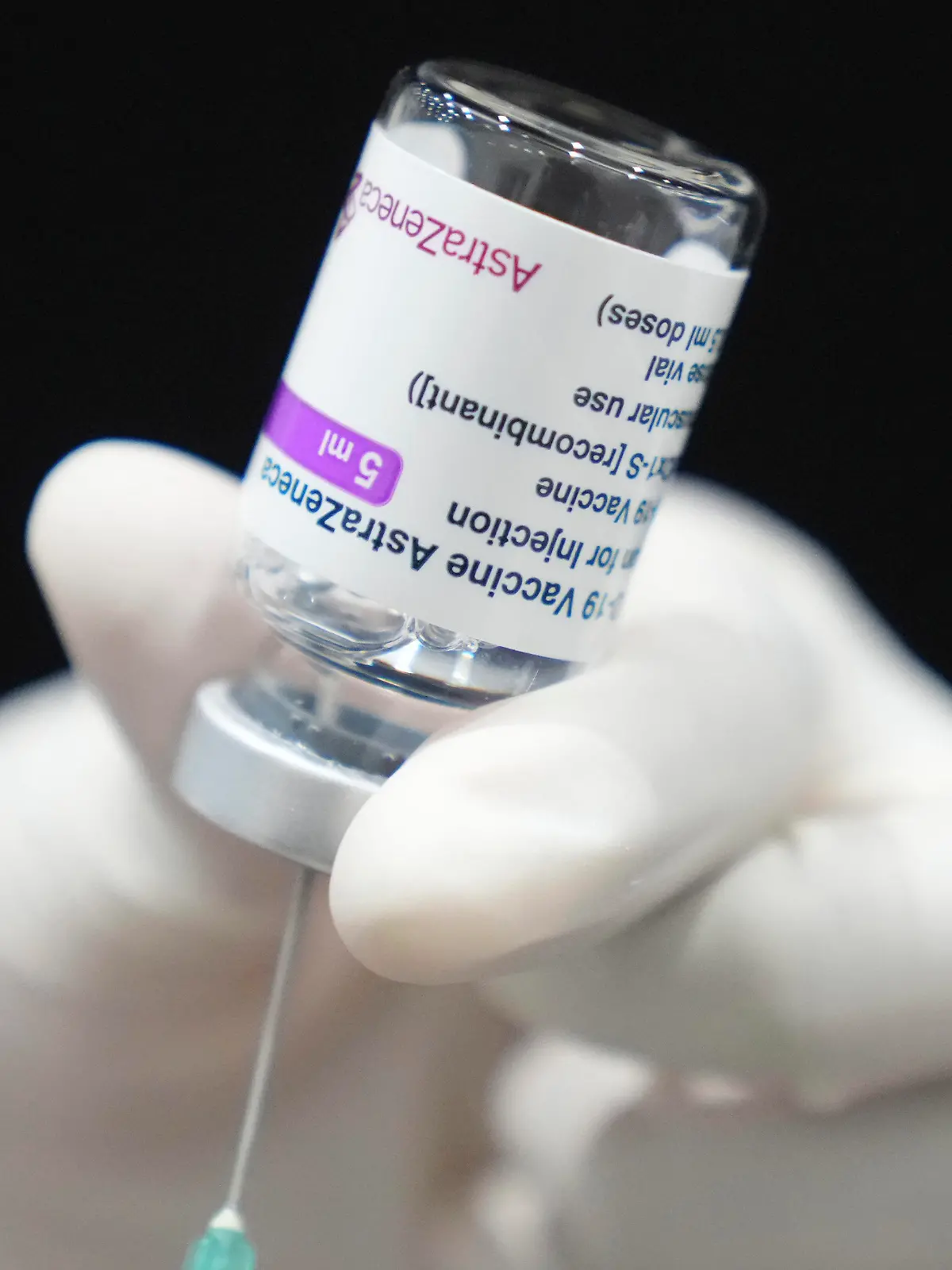 ARCHIV - 07.06.2021, Thailand, Bangkok: Ein Mitarbeiter des Gesundheitswesens bereitet eine Dosis des Corona-Impfstoffs von AstraZeneca in einem Einkaufszentrum vor. Der Schutz des Astrazeneca-Impfstoffs vor Covid-19 wird bei einem längeren Abstand zwischen erster und zweiter Dosis einer aktuellen Studie zufolge nicht beeinträchtigt. (zu dpa «Astrazeneca: Hoher Impfschutz auch bei längerem Abstand der Impfdosen») Foto: Sakchai Lalit/AP/dpa +++ dpa-Bildfunk +++