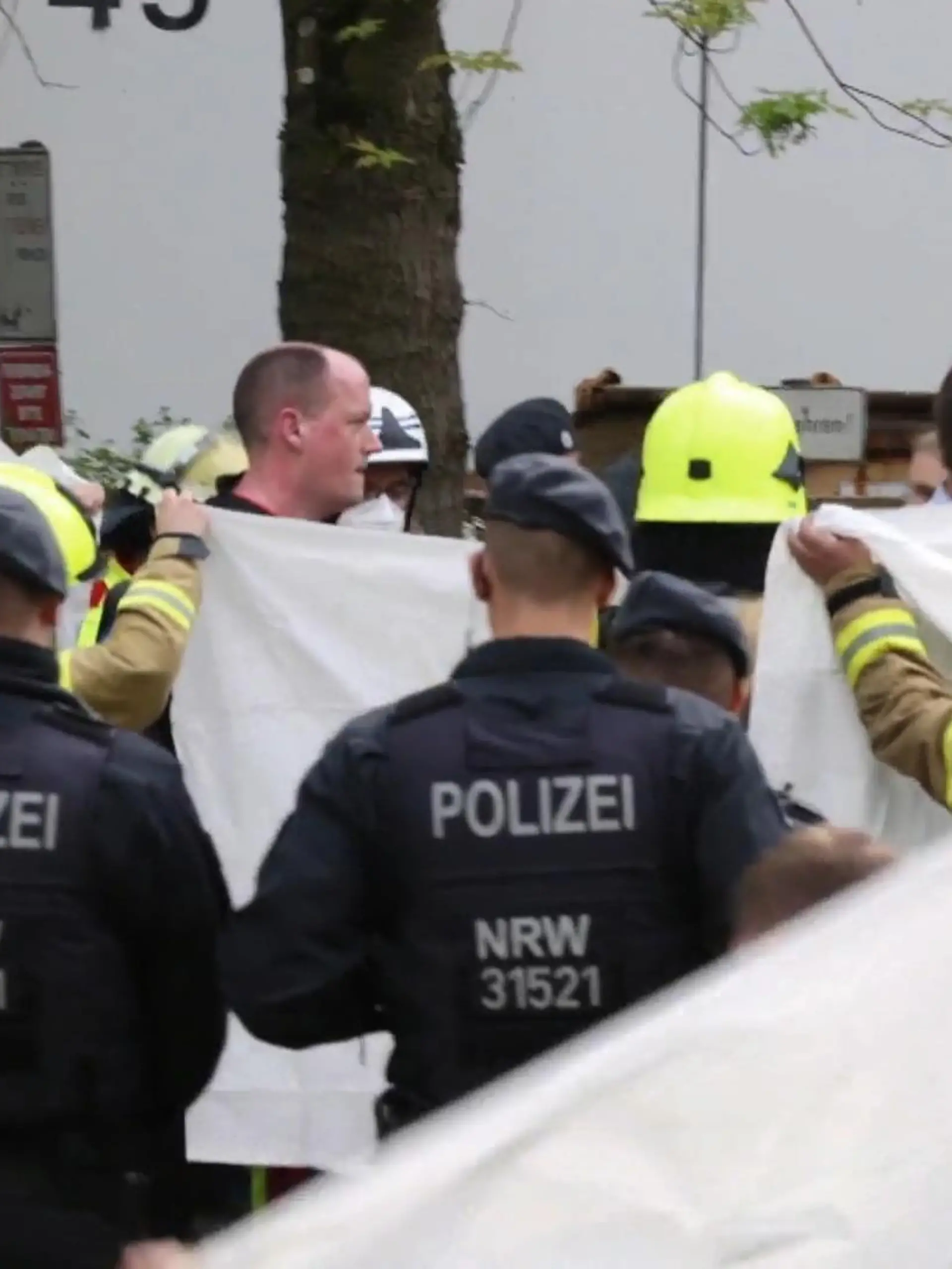 Zehn Feuerwehrleute und zwei Polizisten sind in Ratingen in Nordrhein-Westfalen möglicherweise in einen Hinterhalt gelockt und zum Teil schwer verletzt worden. Als sie am Vormittag die Tür zu einer Hochhauswohnung öffnen, werden sie von einer gewaltigen Explosion überrascht. Spezialkräfte der Polizei nehmen später den 57-jährigen Bewohner fest. In der noch brennenden Wohnung finden sie eine tote Frau.
