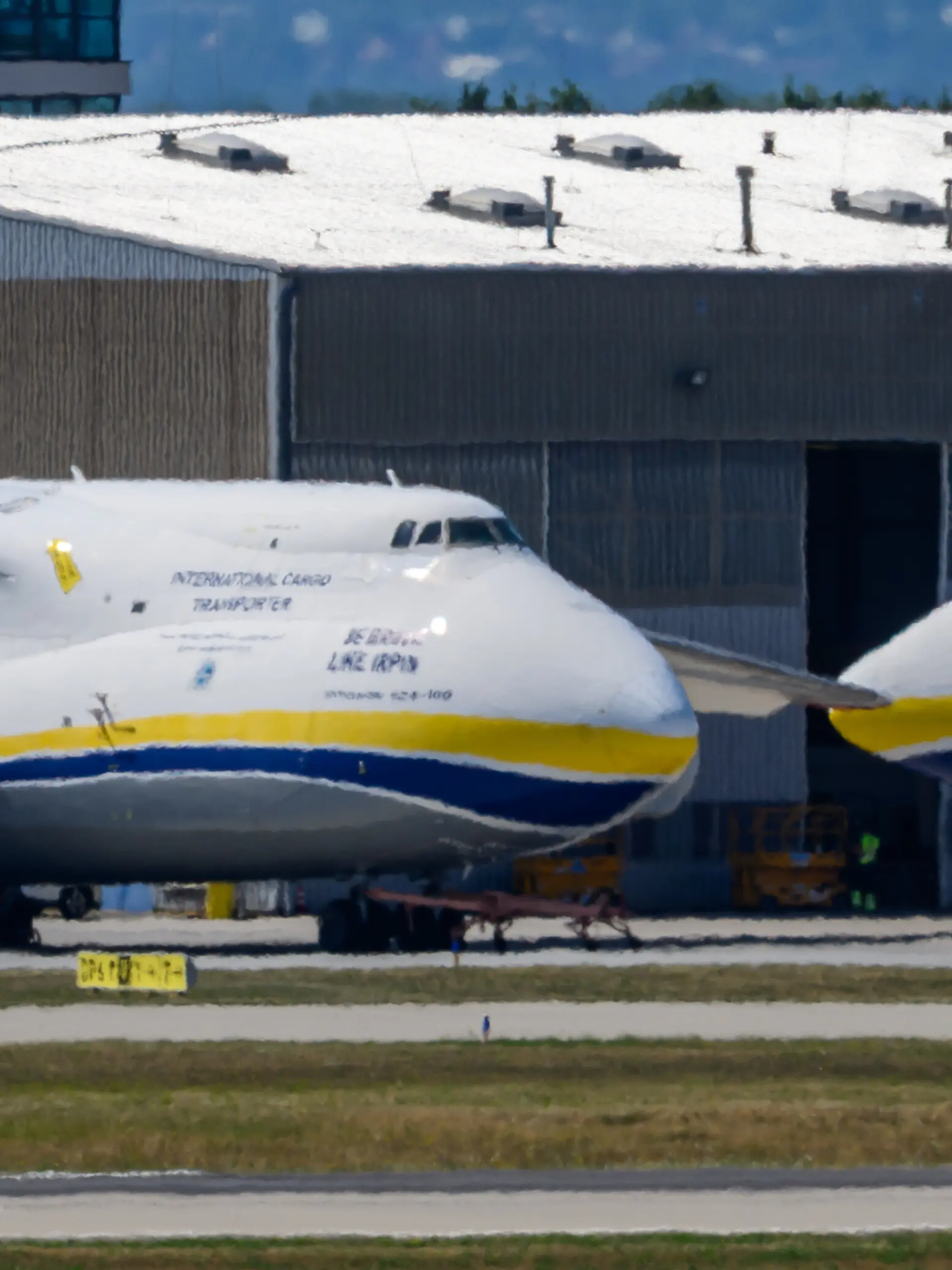 Ukrainische Antonov parken auf dem Flughafen Leipzig/Halle. Nach dem Drohnenvorfall in der Nacht zum Mittwoch laufen die Ermittlungen. Die für einen Angriff ausgerüstete Drohne war nach Angaben aus Sicherheitskreisen nahe einer ukrainischen Transportmaschine sichergestellt worden.