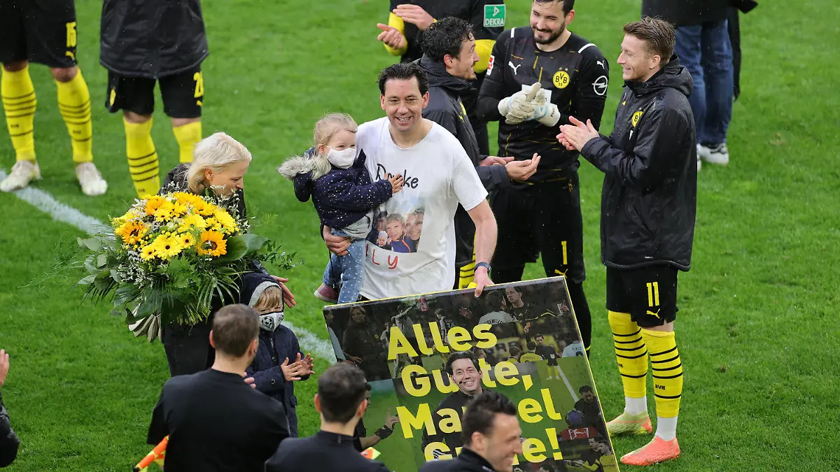 22.05.2021, Nordrhein-Westfalen, Dortmund: Fußball: Bundesliga, Borussia Dortmund - Bayer Leverkusen, 34. Spieltag im Signal Iduna Park. Schiedsrichter Manuel Gräfe (M) steht nach seinem letzte Spiel auf dem Platz. Foto: Friedemann Vogel/EPA-Pool/dpa +++ dpa-Bildfunk +++