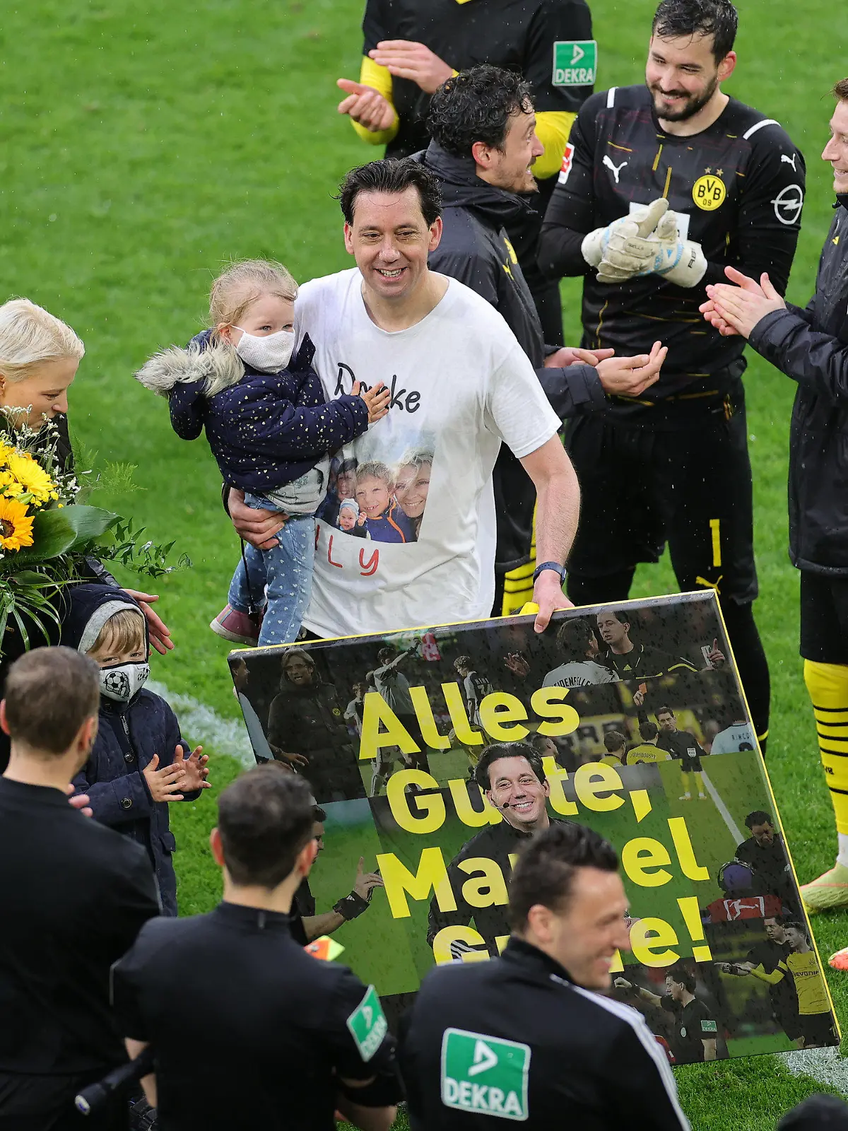 22.05.2021, Nordrhein-Westfalen, Dortmund: Fußball: Bundesliga, Borussia Dortmund - Bayer Leverkusen, 34. Spieltag im Signal Iduna Park. Schiedsrichter Manuel Gräfe (M) steht nach seinem letzte Spiel auf dem Platz. Foto: Friedemann Vogel/EPA-Pool/dpa +++ dpa-Bildfunk +++