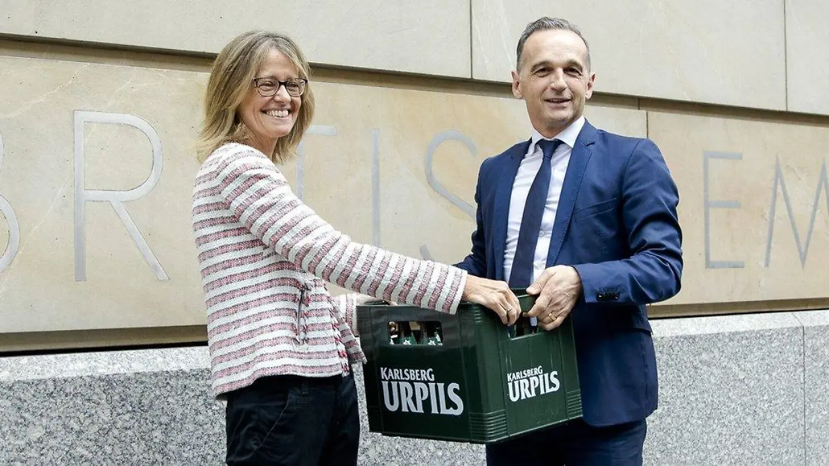 Nach EM-Niederlage: Heiko Maas begleicht Wettschulden mit Bierkasten