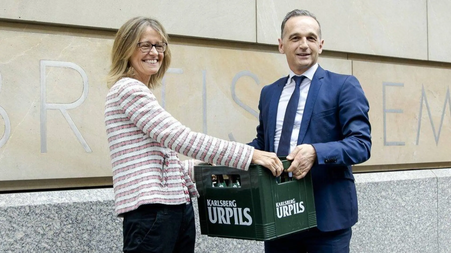 Nach EM-Niederlage: Heiko Maas begleicht Wettschulden mit Bierkasten