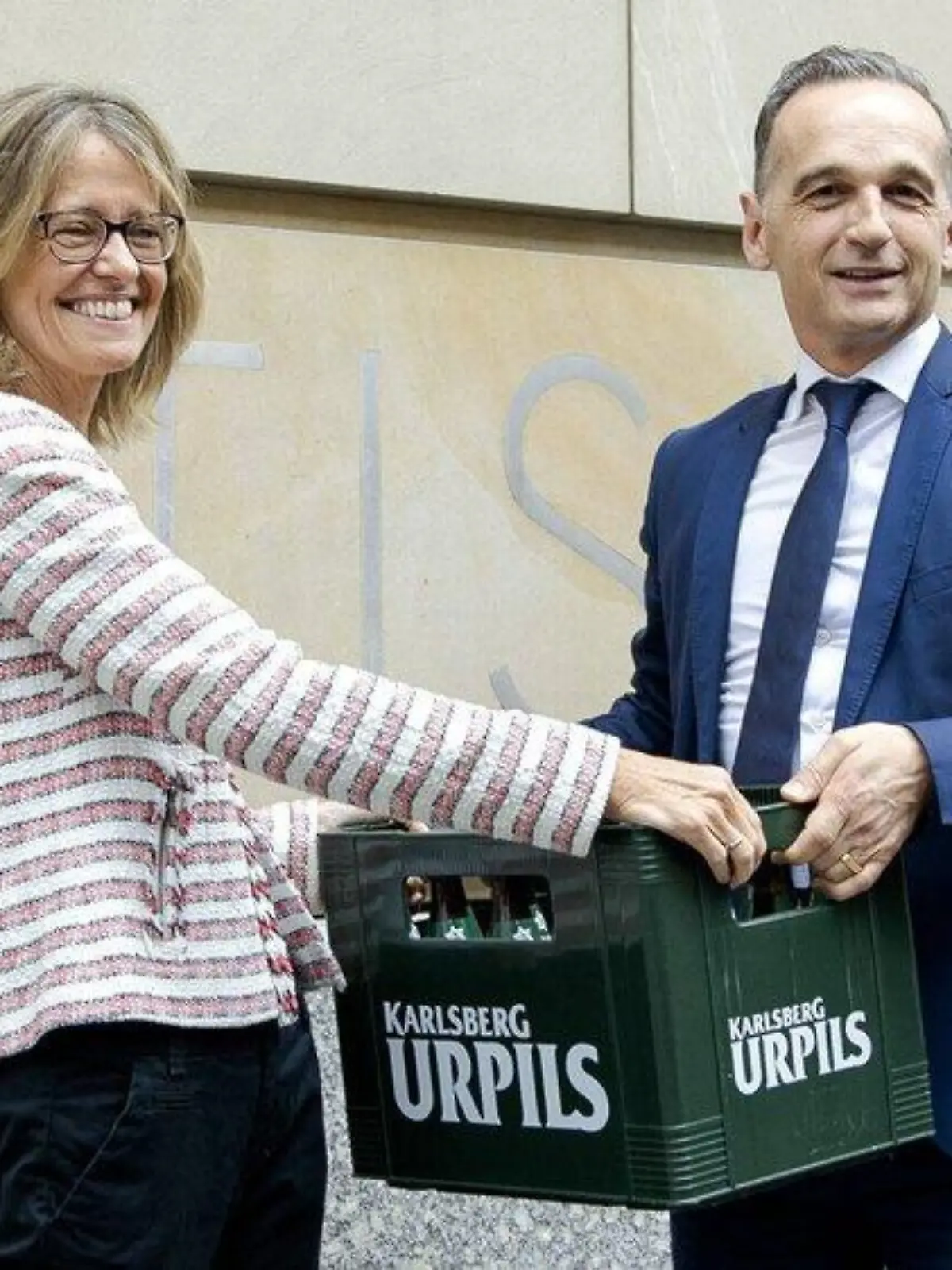 Nach EM-Niederlage: Heiko Maas begleicht Wettschulden mit Bierkasten